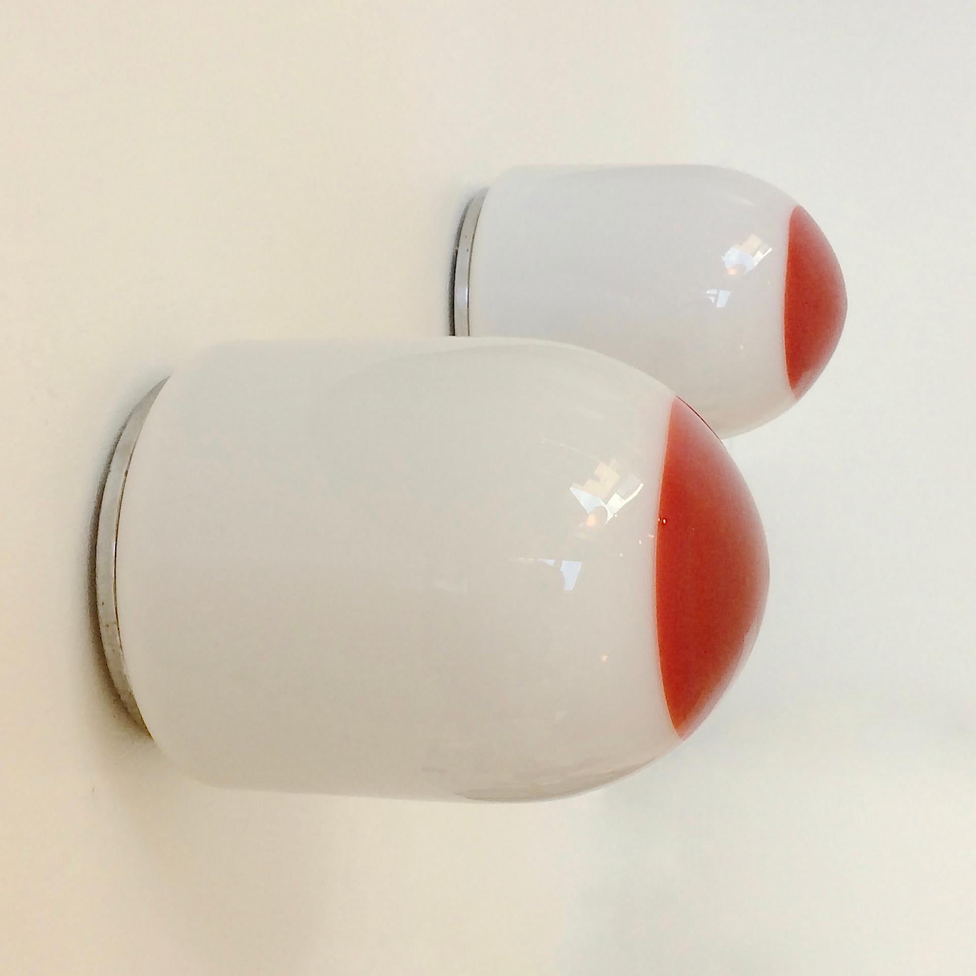 Nice Murano pair of sconces, Din Punto model, Renato Toso for Leucos, circa 1972, Italy.
White Murano glass with round red tip, round metal base.
One E27 bulb of 40W.
Dimensions: 14 cm D, 11 cm diameter.
All purchases are covered by our Buyer