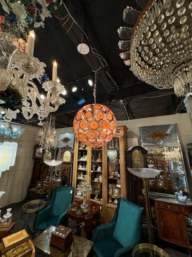 Fabuleux lustre Sputnik moderne en verre de Murano à disque orange pâle. Le lustre a été recâblé par des professionnels et est livré avec une chaîne et un baldaquin assortis. Il est prêt à être suspendu ! 32