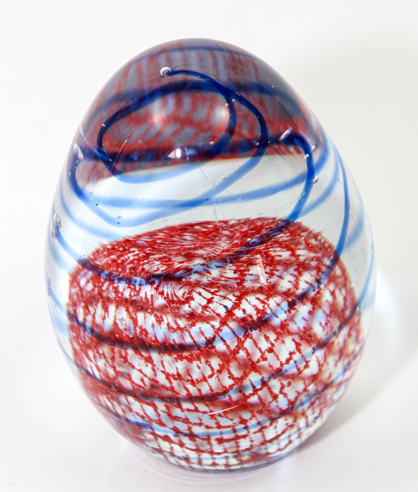 Murano Paperweight Blue Red Ribbons Italian Art Glass Egg Shape Circa 1960s For Sale 1