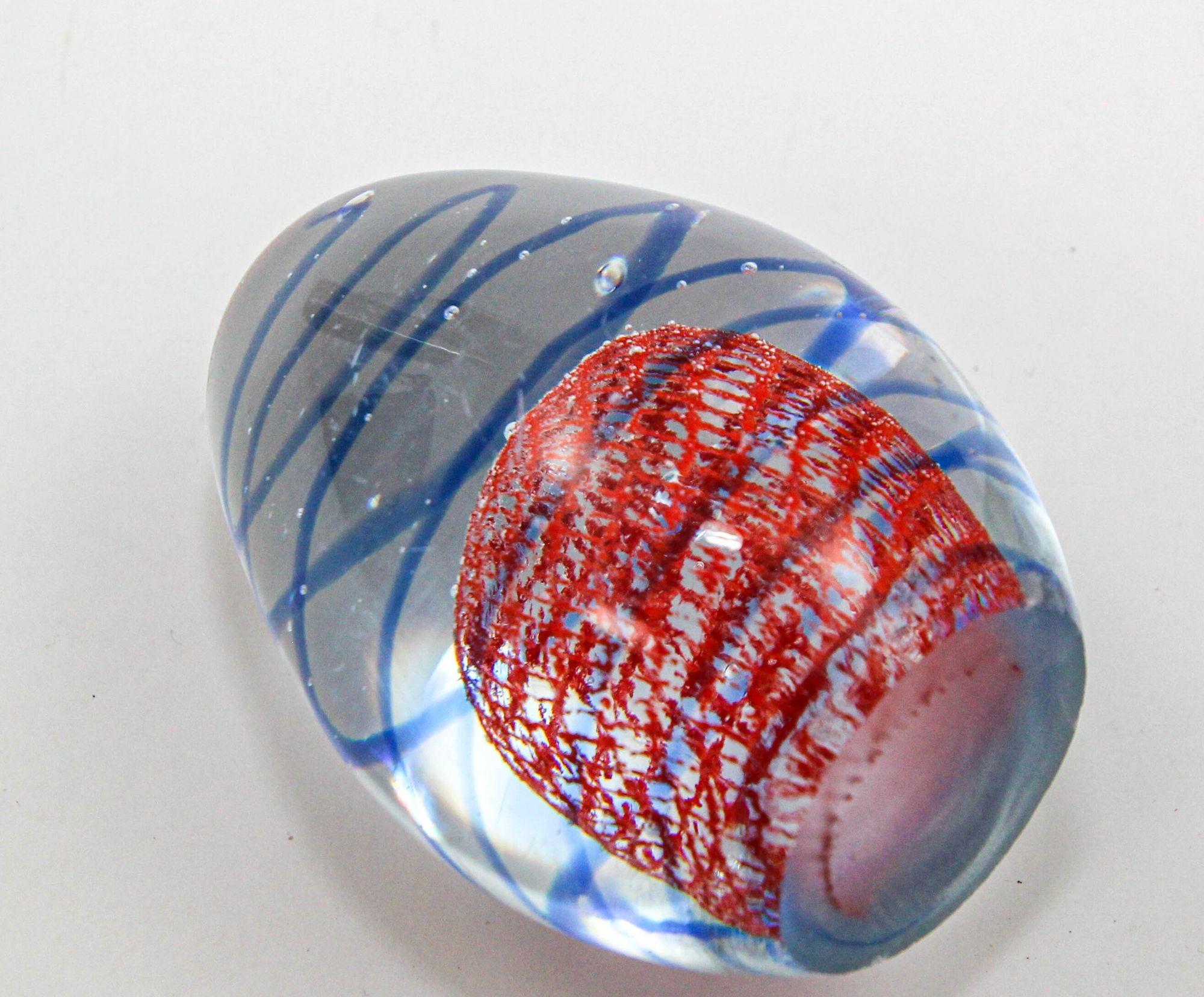 Murano Paperweight Blue Red Ribbons Italian Art Glass Egg Shape Circa 1960s For Sale 3