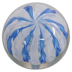 Murano Briefbeschwerer mit blauen und weißen Spiralen, 1960