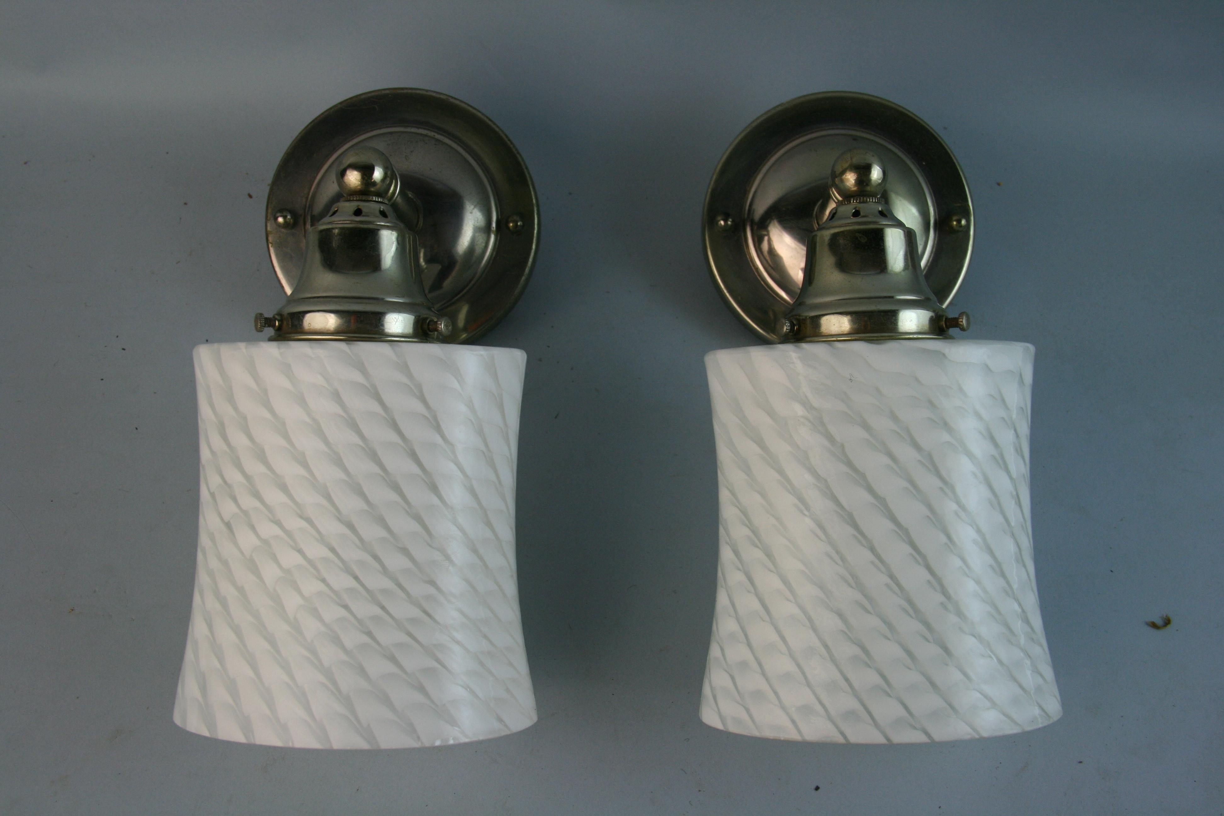 Pareja de apliques de cristal de Murano con brazos y placa posterior de latón niquelado
Para una bombilla Edison de 60 vatios