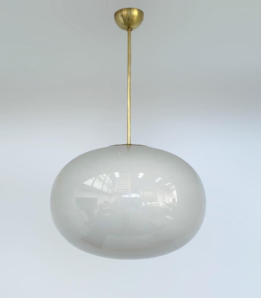 Suspension italienne avec un grand abat-jour en verre de Murano gris monté sur une monture en laiton / design by Fabio Bergomi for Fabio Ltd / Made in Italy
Mesures : Diamètre 23,5 pouces, hauteur 35,5 pouces, tige et baldaquin compris.
1 lampe /
