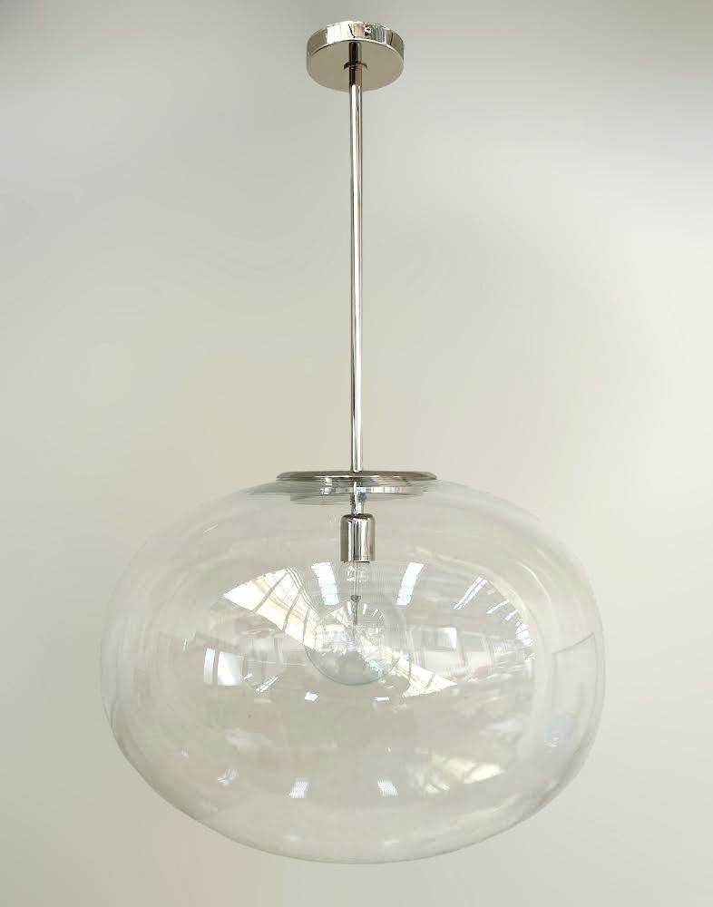 Pendente italiano con un grande paralume in vetro trasparente di Murano montato su una struttura in ottone / disegnato da Fabio Bergomi per FABIO LTD / Made in Italy
Misure: Diametro di 23,5 pollici, altezza di 35,5 pollici, asta e baldacchino