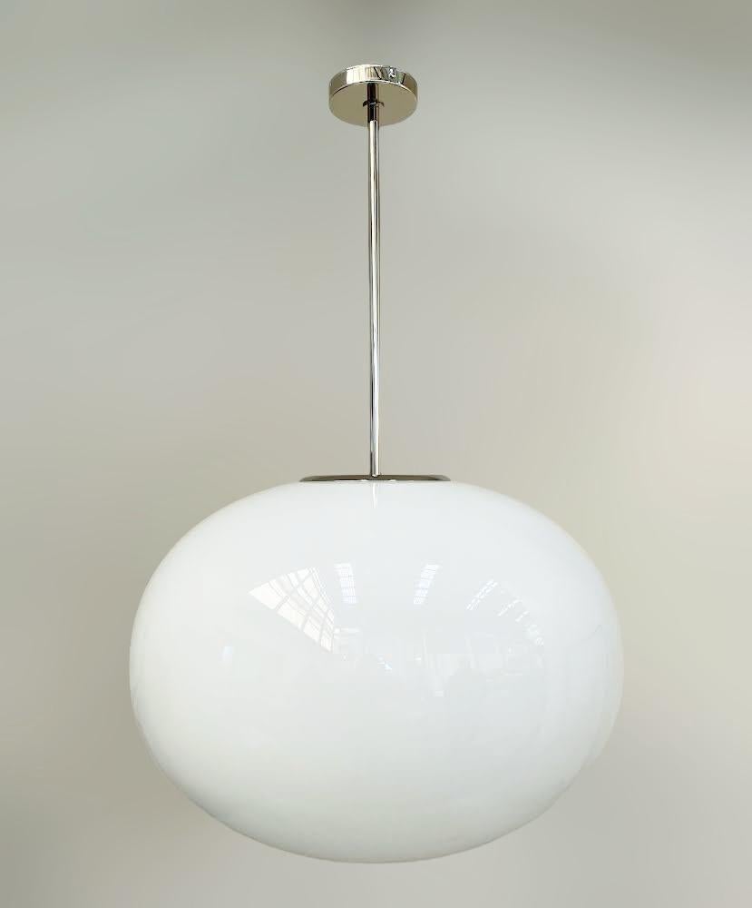 Pendente italiano con un grande paralume in vetro bianco lucido di Murano montato su una struttura in ottone / disegnato da Fabio Bergomi per FABIO LTD / Made in Italy
Misure: Diametro di 23,5 pollici, altezza di 35,5 pollici, asta e baldacchino
