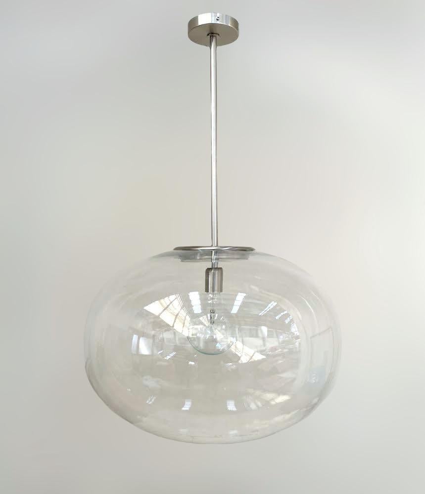 Pendente italiano con un grande paralume in vetro trasparente di Murano montato su una struttura in ottone / disegnato da Fabio Bergomi per FABIO LTD / Made in Italy
Misure: Diametro di 23,5 pollici, altezza di 35,5 pollici, asta e baldacchino