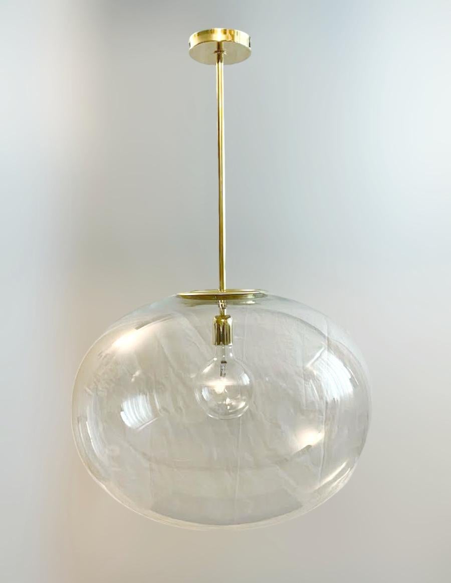Suspension italienne avec un grand abat-jour en verre clair de Murano monté sur une monture en laiton / conçue par Fabio Bergomi pour Fabio LTD / Fabriquée en Italie
Mesures : Diamètre 23,5 pouces, hauteur 35,5 pouces, tige et baldaquin compris.
1