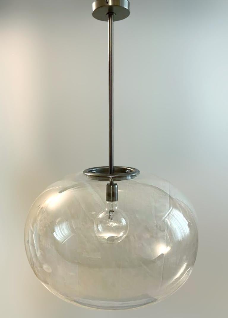 Pendente italiano con un grande paralume in vetro trasparente di Murano montato su una struttura in ottone / disegnato da Fabio Bergomi per FABIO LTD / Made in Italy
Misure: Diametro di 23,5 pollici, altezza di 35,5 pollici, asta e baldacchino