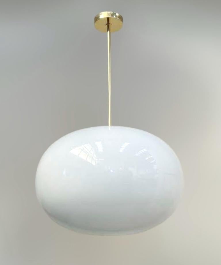 Pendente italiano con un grande paralume in vetro bianco lucido di Murano montato su una struttura in ottone / disegnato da Fabio Bergomi per FABIO LTD / Made in Italy
Misure: Diametro di 23,5 pollici, altezza di 35,5 pollici, asta e baldacchino