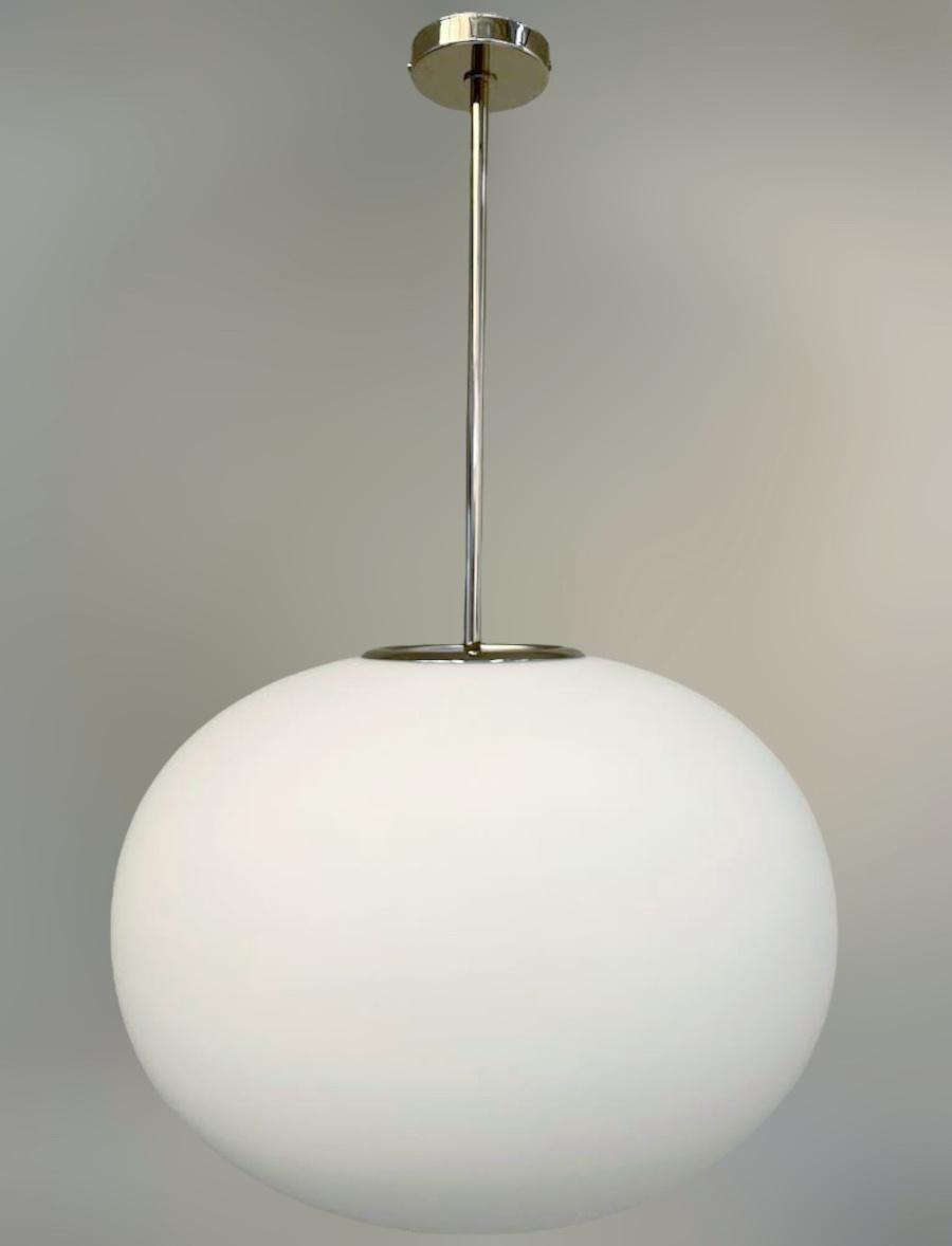 Pendente italiano con grande paralume in vetro di Murano bianco opaco montato su una struttura in ottone / disegnato da Fabio Bergomi per FABIO LTD / Made in Italy
Misure: Diametro di 23,5 pollici, altezza di 35,5 pollici, asta e baldacchino