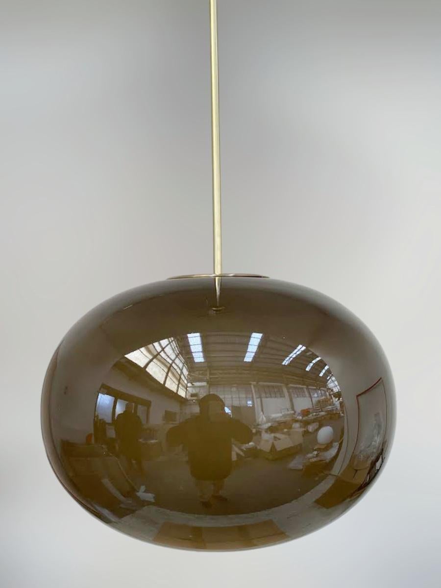 Pendente italiano con grande paralume in vetro di Murano smerigliato scuro e fumé montato su una struttura in ottone / disegnato da Fabio Bergomi per FABIO LTD / Made in Italy
Misure: Diametro di 23,5 pollici, altezza di 35,5 pollici, asta e
