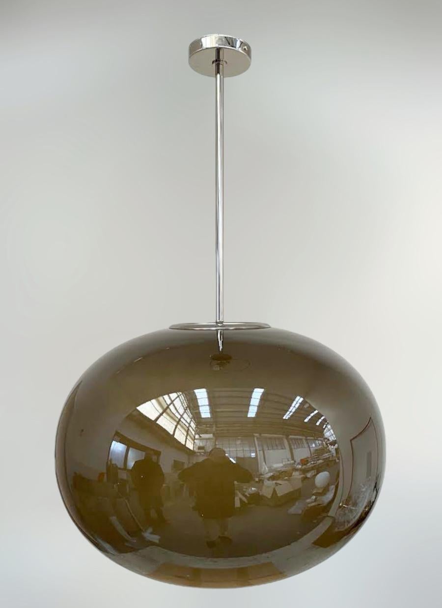 Pendente italiano con grande paralume in vetro di Murano smerigliato scuro e fumé montato su una struttura in ottone / disegnato da Fabio Bergomi per FABIO LTD / Made in Italy
Misure: Diametro di 23,5 pollici, altezza di 35,5 pollici, asta e