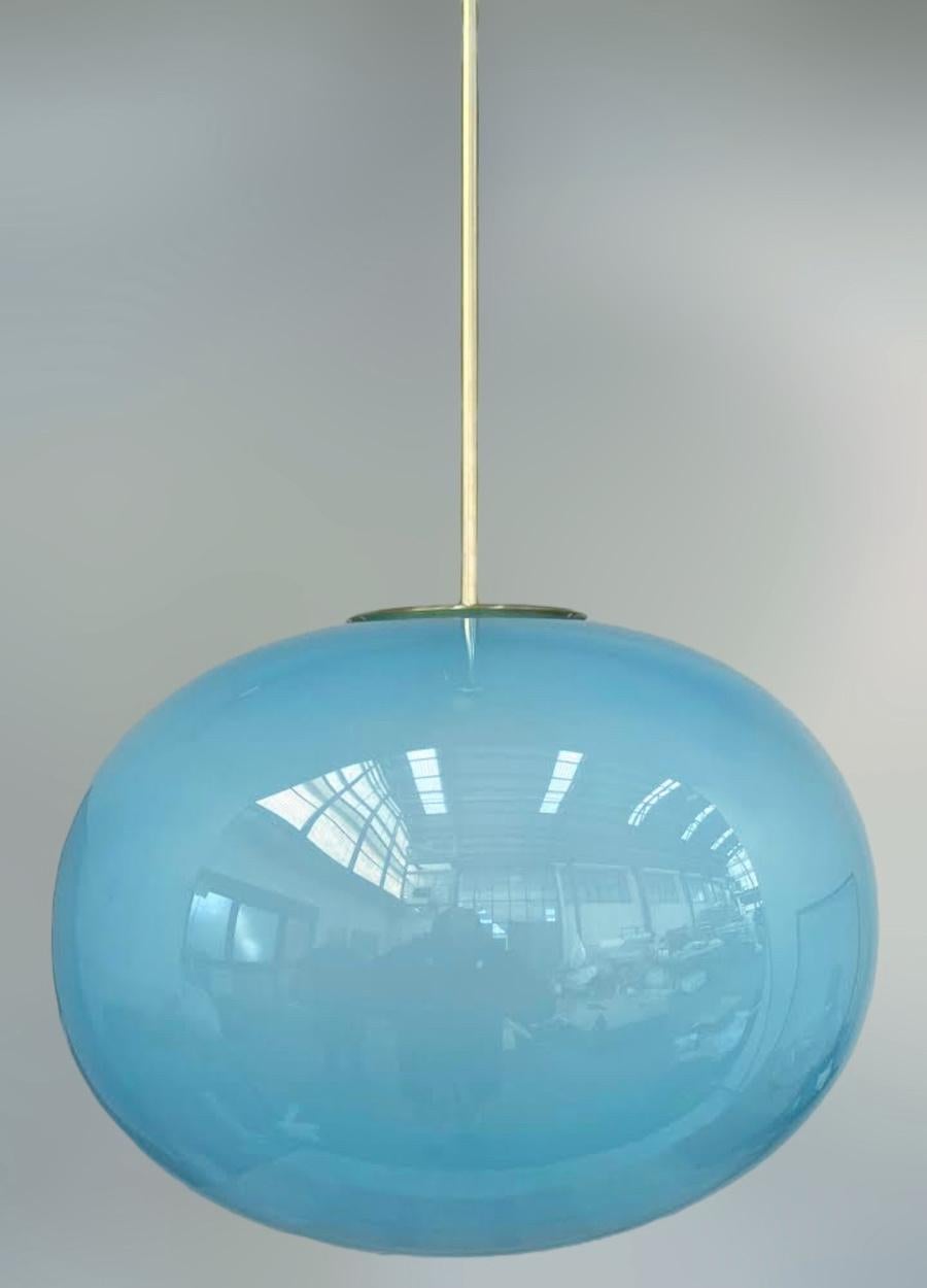 Italian pendant with a large blue Murano pebble glass shade mounted on brass frame / designed by Fabio Bergomi for Fabio Ltd / Made in Italy
Measures: Diameter 23.5 inches, height 35.5 inches including rod and canopy
1 light / E26 or E27 type / max