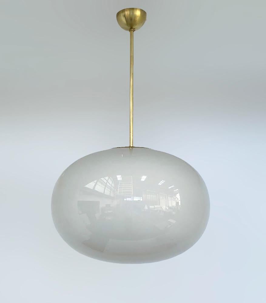 Pendente italiano con un grande paralume in vetro grigio di Murano montato su una struttura in ottone / disegnato da Fabio Bergomi per FABIO LTD / Made in Italy
Misure: Diametro di 23,5 pollici, altezza di 35,5 pollici, asta e baldacchino inclusi.
1