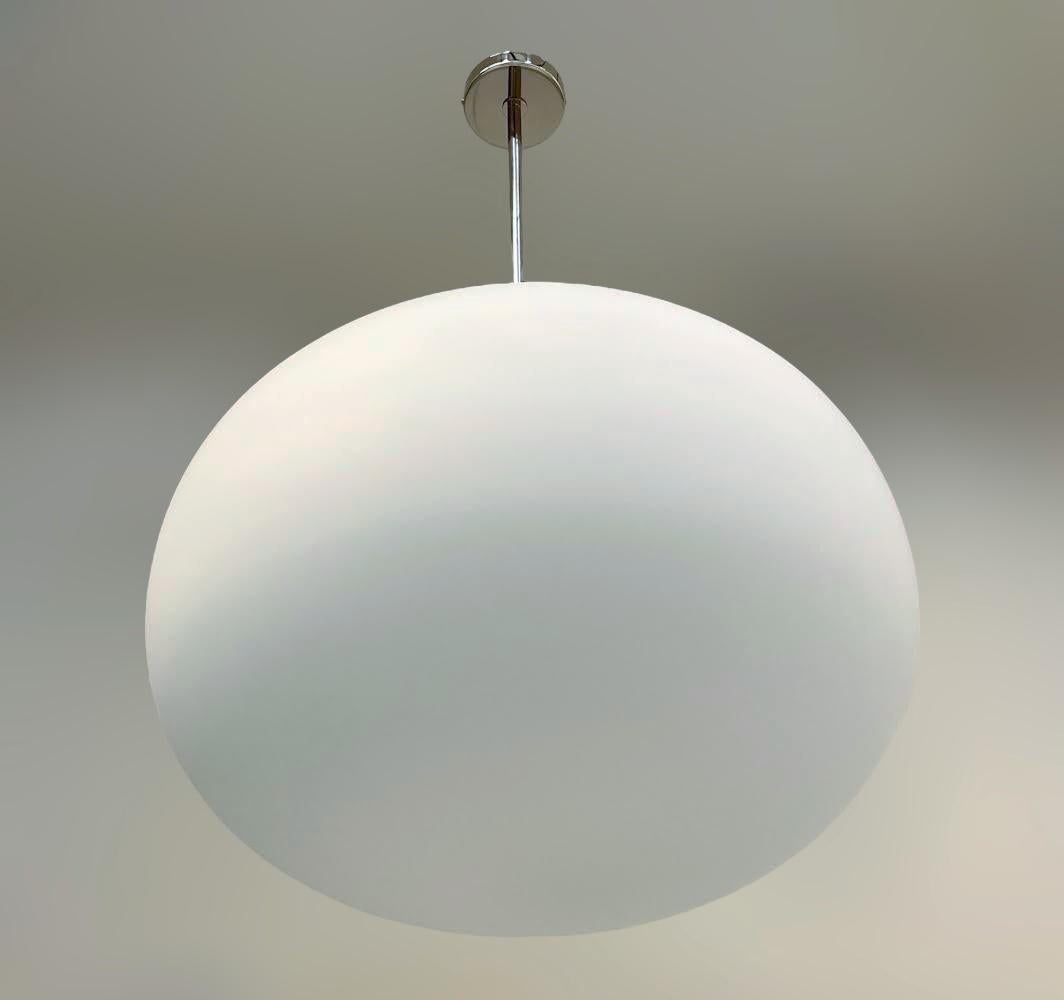 Laiton Lampe à suspension bulle de Murano par Fabio Ltd en vente