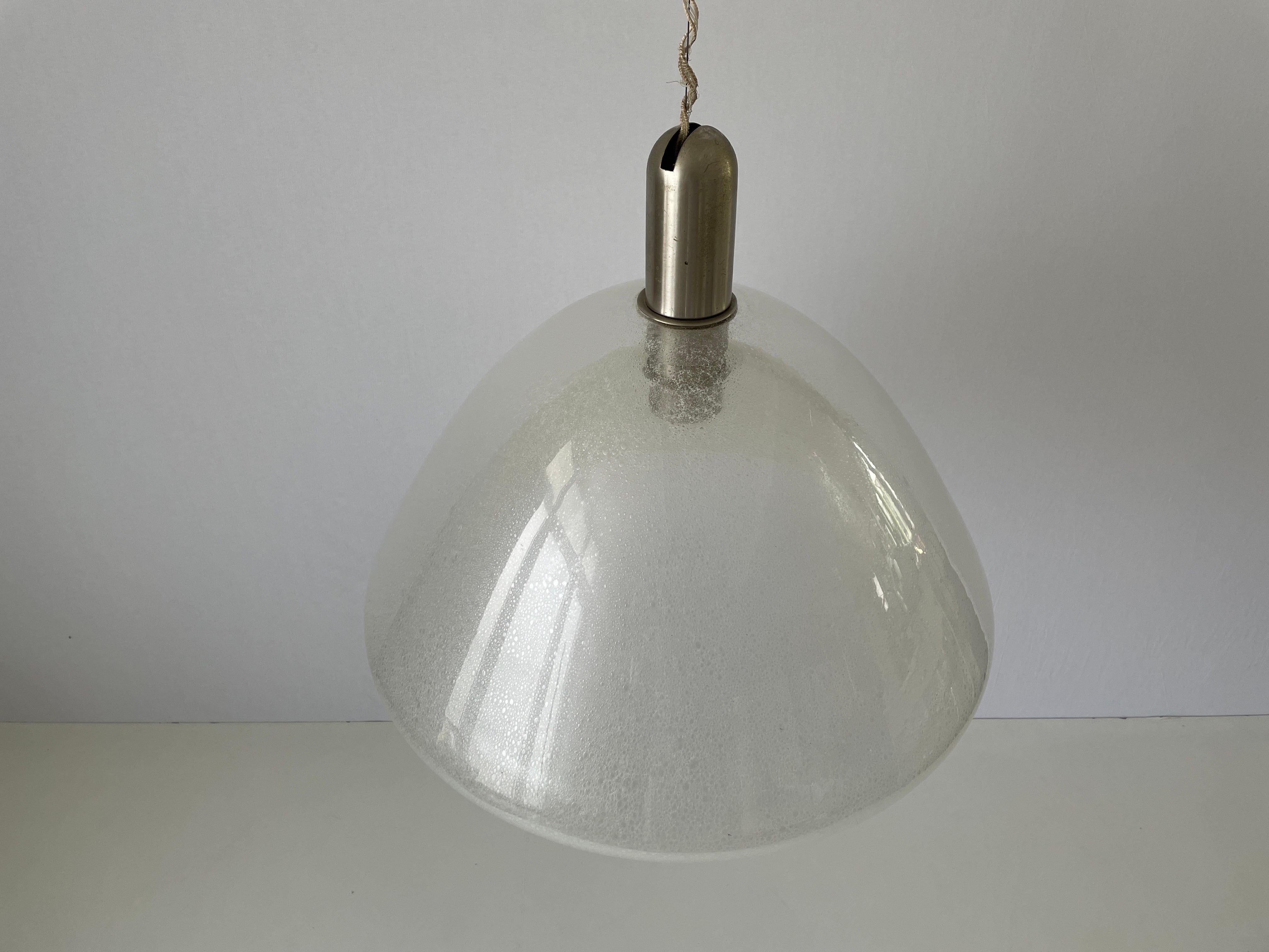 Lampada a sospensione modello Peleguso in vetro di Murano di Carlo Nason per Mazzega, anni '60, Italia

Il paralume è in ottime condizioni vintage.
Cappello originale.

Questa lampada funziona con lampadine E27. Max 100W
Cablato e adatto all'uso con