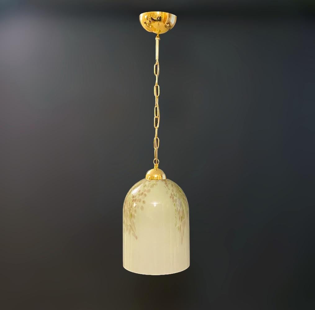 Pendente italiano d'epoca con paralume in vetro di Murano a forma di campana, montato su una ferramenta dorata / Prodotto in Italia da La Murrina, circa 1960
Marchio originale sul vetro
Misure: Diametro 9,5 pollici, altezza 14,5 pollici più la