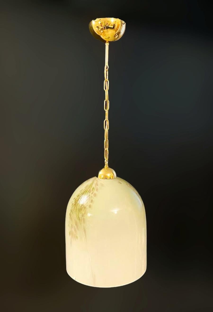 Pendentif italien vintage avec abat-jour en verre de Murano en forme de cloche, monté sur des ferrures en or / Fabriqué en Italie par La Murrina, vers les années 1960
Marque d'origine sur le verre
Mesures : Diamètre 12,5 pouces, hauteur 16,5 pouces