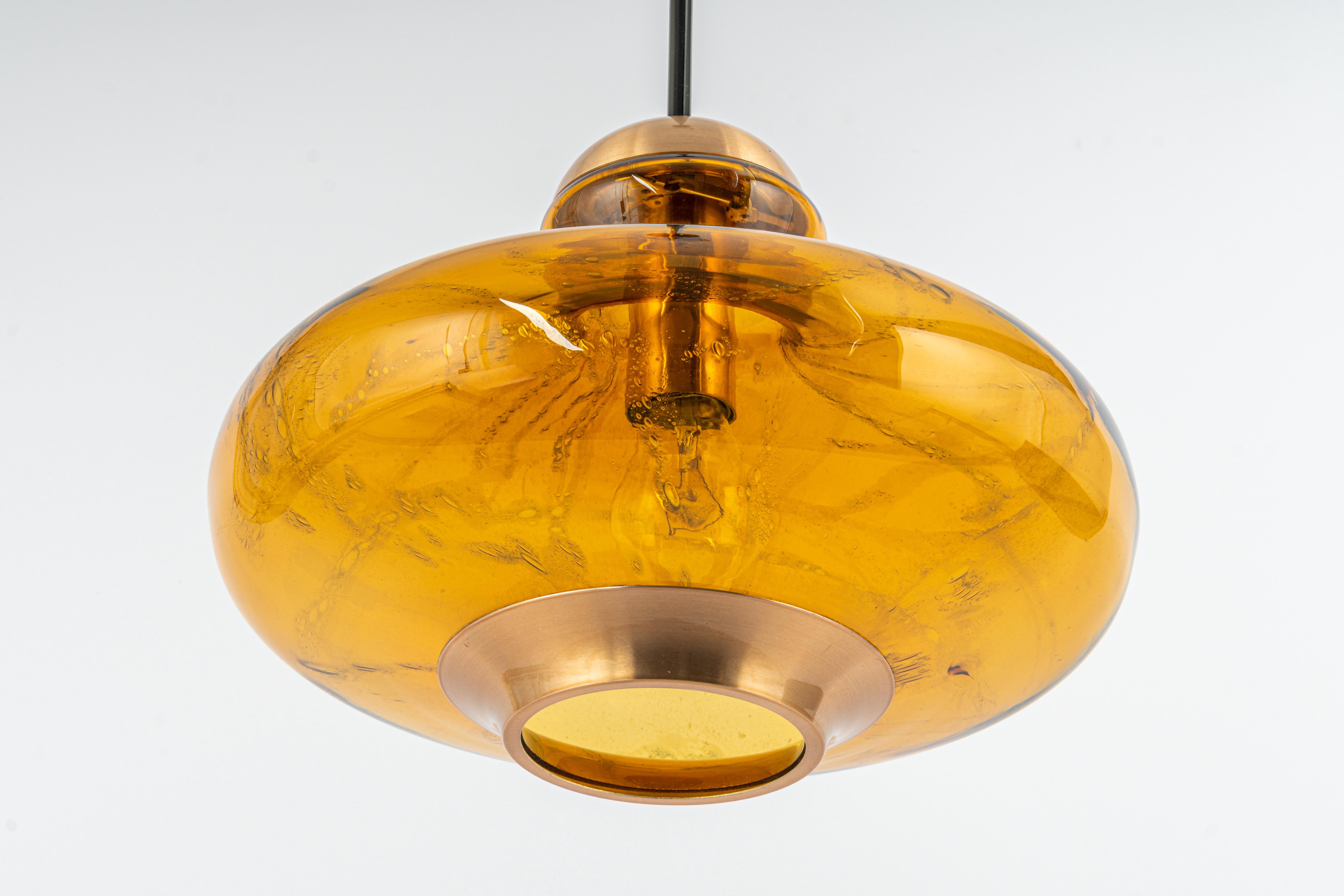 Doria Pendant light with large volcanic Murano glass ball.
High-quality materials give a wonderful light effect when it is on.

Very good condition. Cleaned, well-wired, and ready to use. 

The fixture requires one standard bulb (E-27)
Light