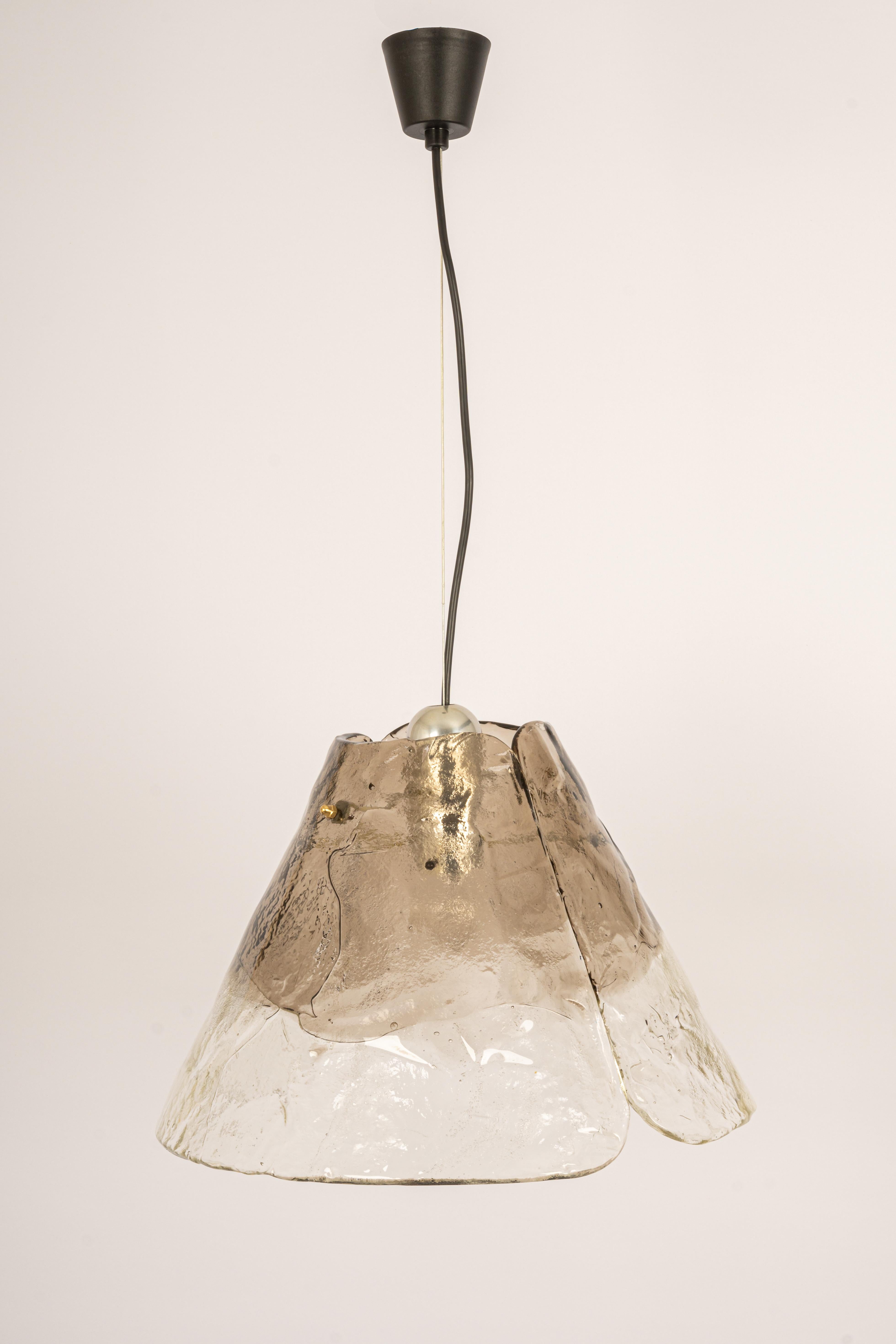 Wonderful floral pendant light with two large hand-made clear Murano glass petals which are supported by a metal frame, designed by Carlo Nason for Mazzega, 1970s

Heavy quality and in very good condition. Cleaned, well-wired and ready to use. The