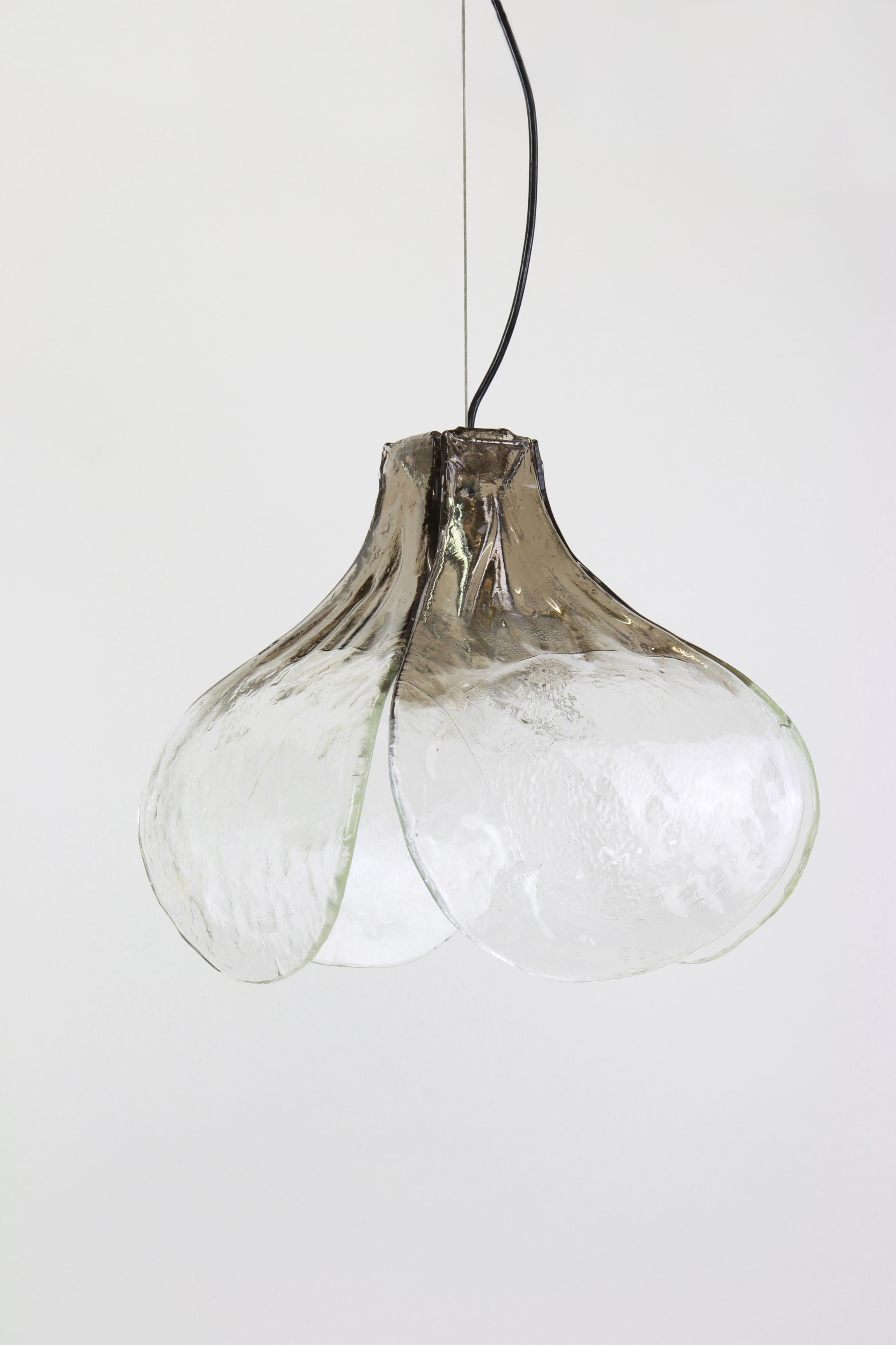 Suspension Murano conçue par Carlo Nason pour Mazzega, années 1970.

Magnifique suspension florale composée de quatre grands pétales en verre de Murano clair et fumé soufflés à la main et soutenus par un cadre en métal, conçue par Carlo Nason pour