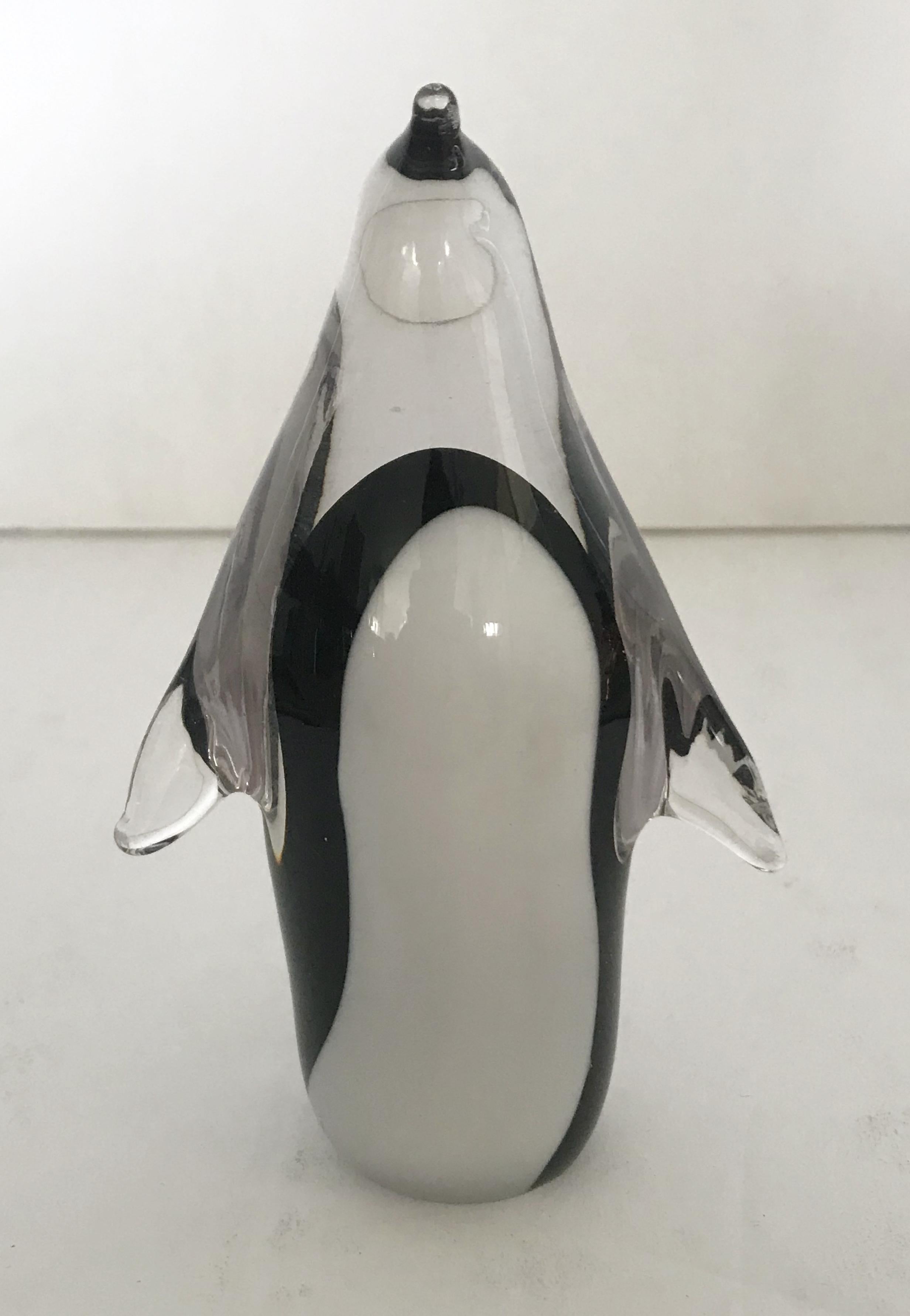 Pinguin-Skulptur aus mundgeblasenem Muranoglas in klaren, schwarzen und weißen Farben / Made in Italy, ca. 1970er Jahre
Maße: Höhe 5 Zoll, Breite 3 Zoll, Tiefe 2 Zoll
1 auf Lager in Palm Springs ON 50% OFF SALE für $299 !!
Bestellnummer: FABIOLTD