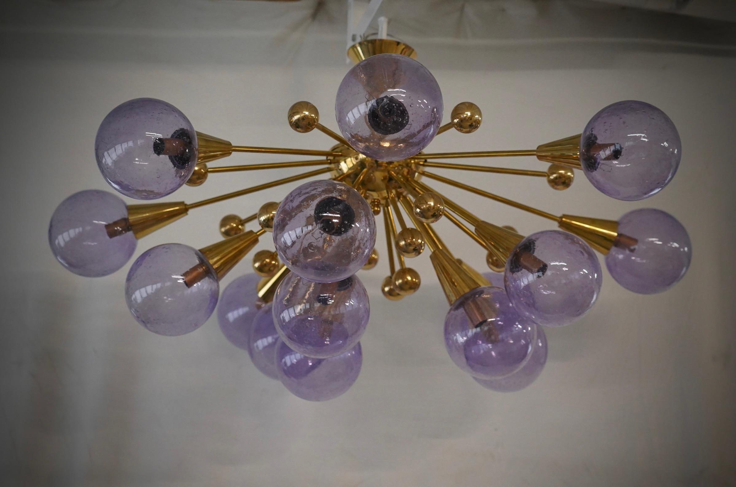 A fantastic periwinkle sputnik, with a surprising design and for its very low height, which allows it to fit in both high and low ceilings. Very elegant, it will furnish and decorate your entire home.

The chandelier has a central structure in