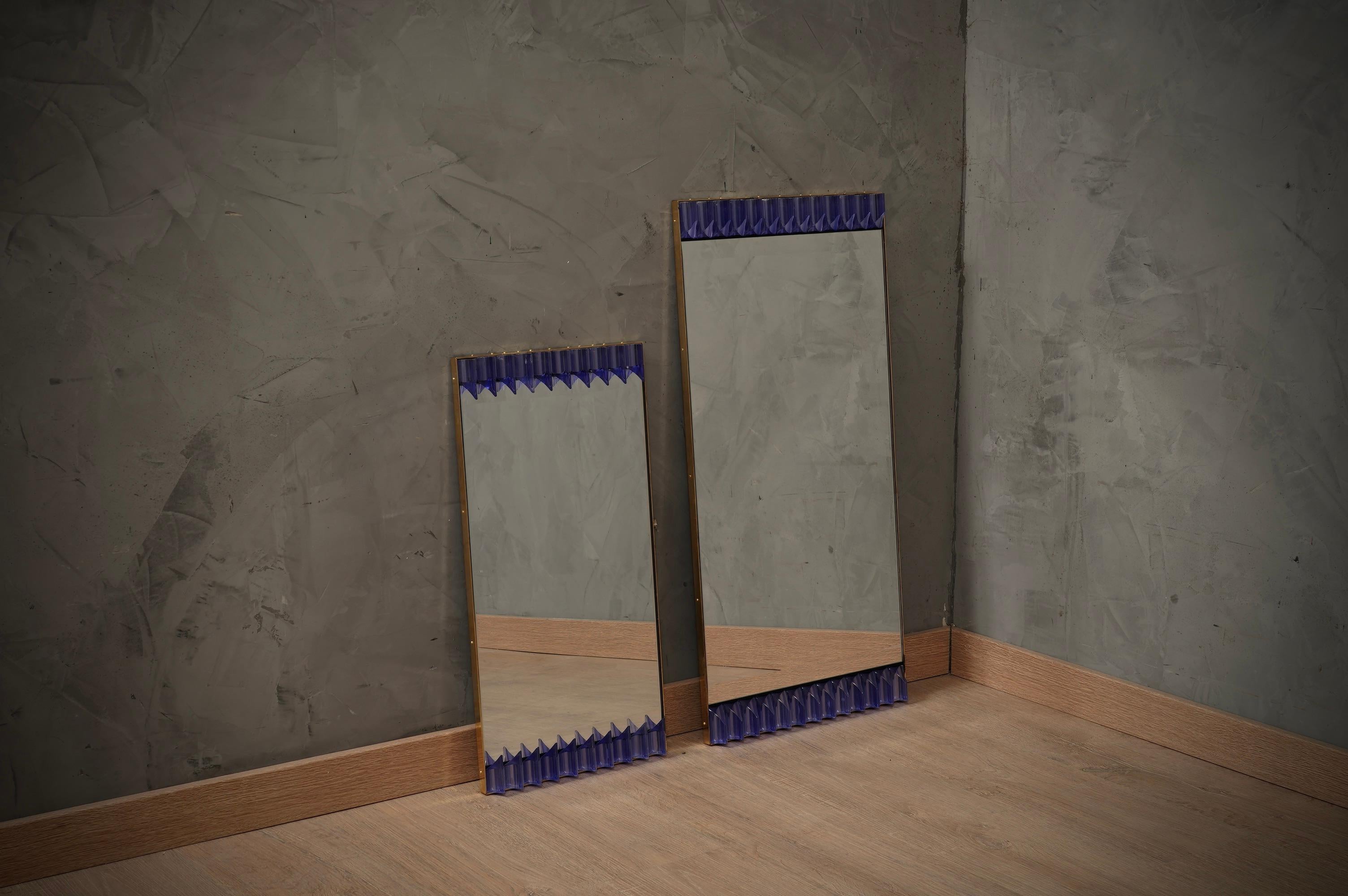 Un cadre solide de couleur pervenche, atteint l'œil du spectateur, le laissant envoûté ; de Murano miroir mural en verre d'art pervenche. D'une belle forme et d'une excellente taille, ce miroir mural est un véritable objet de design.

La structure