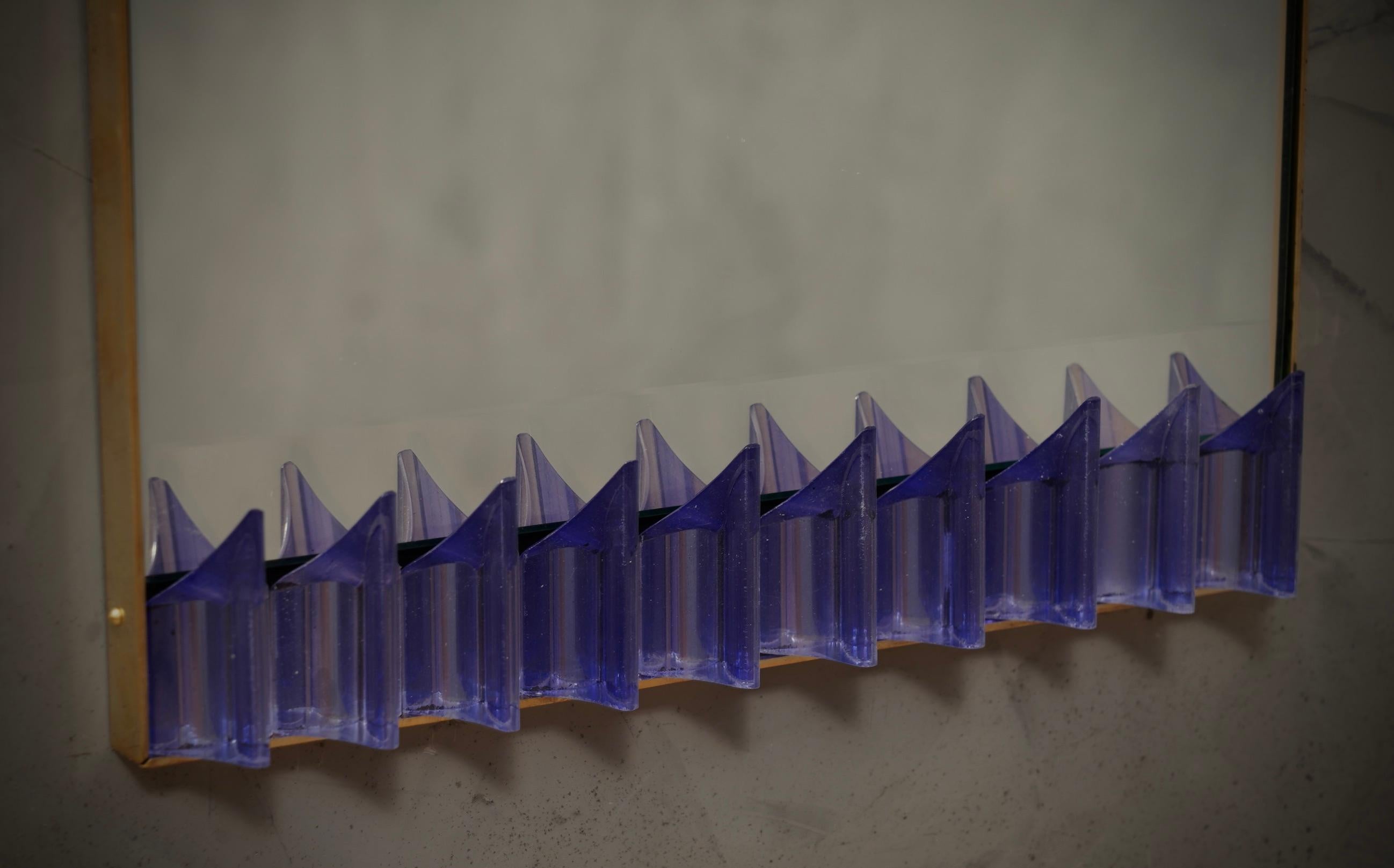 Fine XX secolo Specchio da parete di Murano in vetro pervinca e ottone, metà del secolo scorso, 1990 in vendita