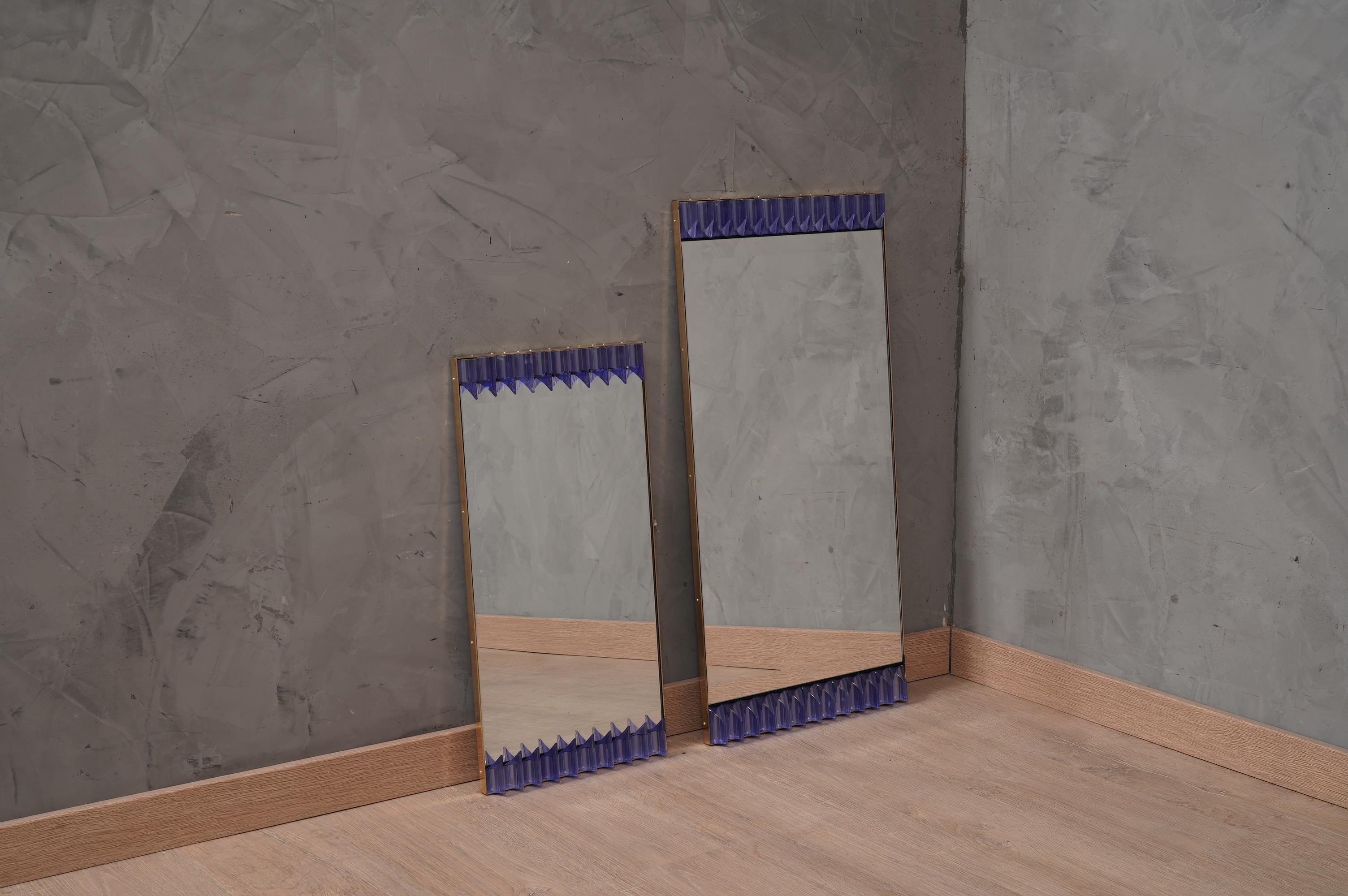 Ein starker periwinkle Rahmen, erreichen das Auge des Betrachters, so dass er verzaubert; von Murano periwinkle Kunstglas Wandspiegel. Formschön und von hervorragender Größe, ist der Wandspiegel ein echtes Designobjekt.

Die Struktur des