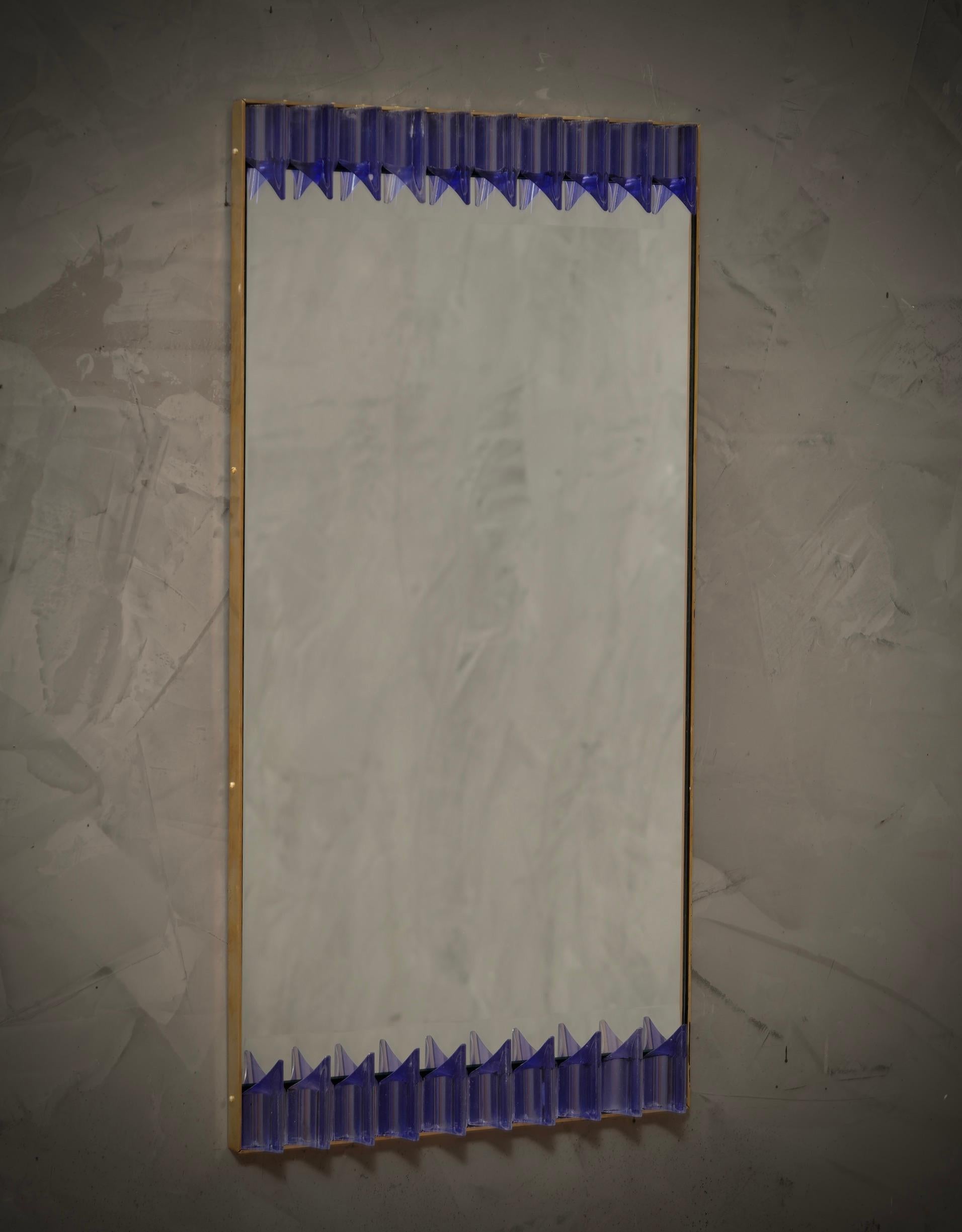 Mid-Century moderno Specchio da parete di Murano in vetro pervinca e ottone, metà del secolo scorso, 1990 in vendita