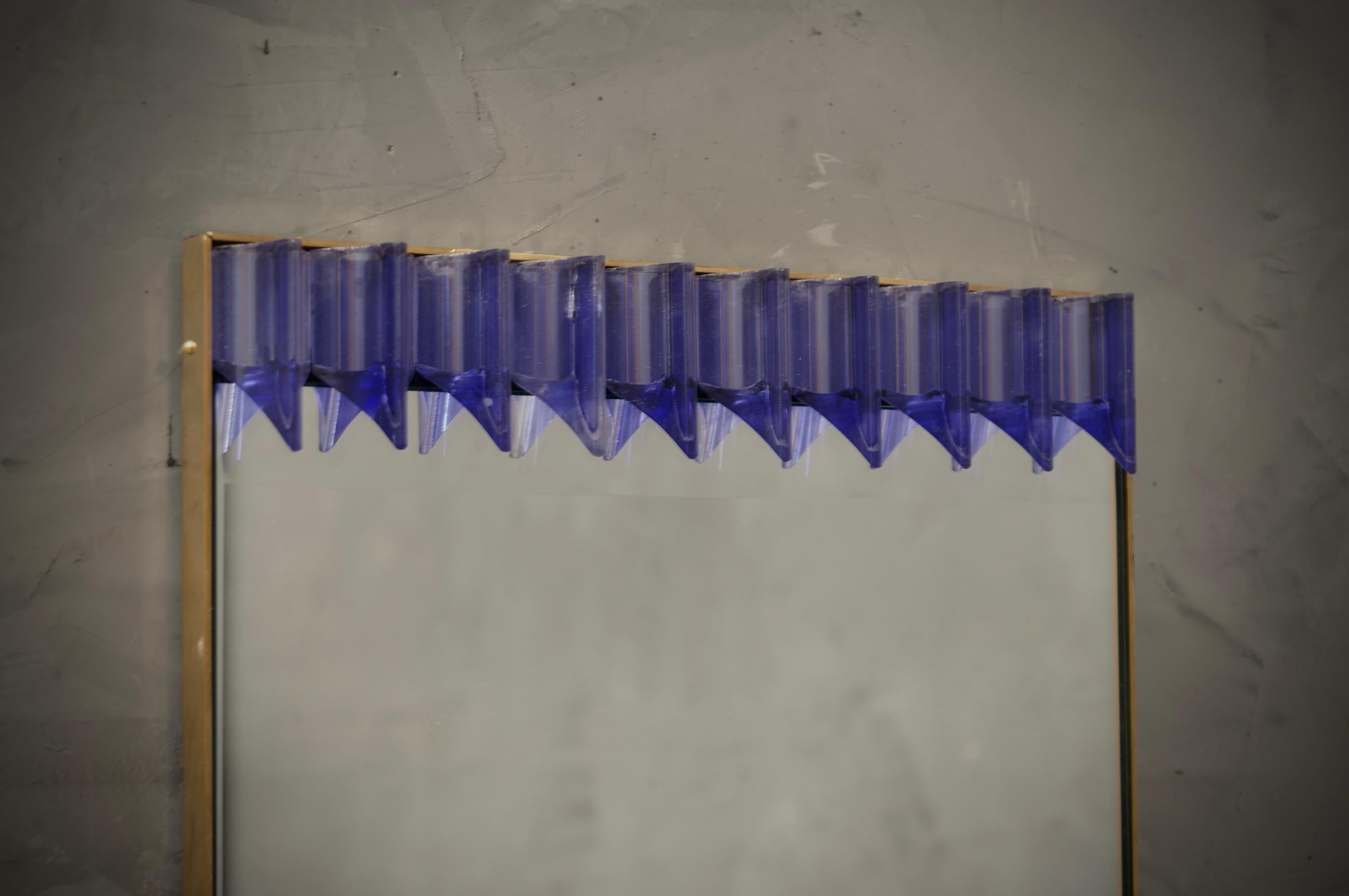 Italiano Specchio da parete di Murano in vetro pervinca e ottone, metà del secolo scorso, 1990 in vendita