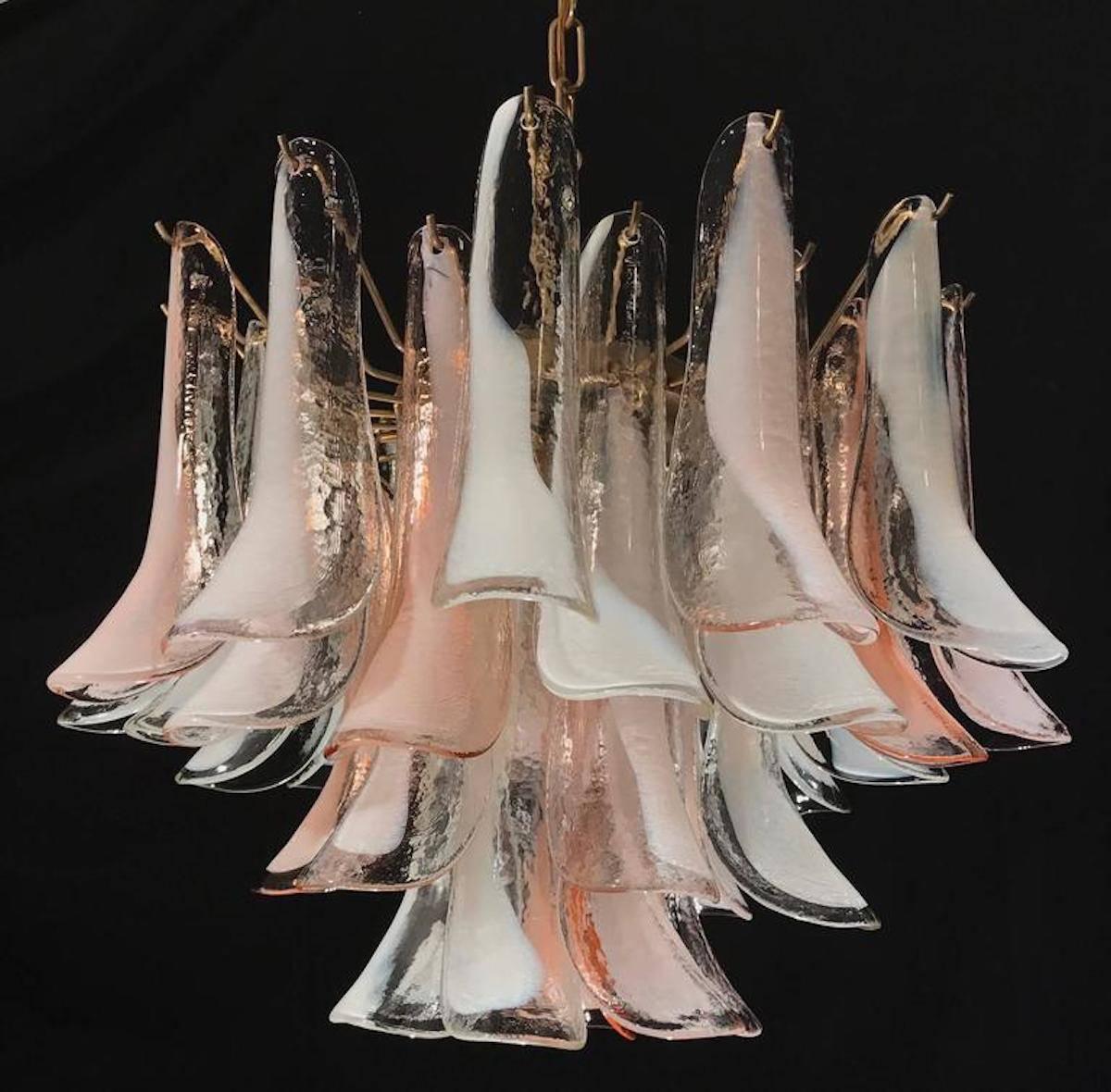 Riesiger italienischer Murano-Kronleuchter im Vintage-Stil von Mazzega. Hergestellt aus 36 Glasblättern (rosa und weißes Gitter).
Maße: Höhe cm 45 mit Kette cm 100
Durchmesser cm 55
Erhältlich vier Stück.