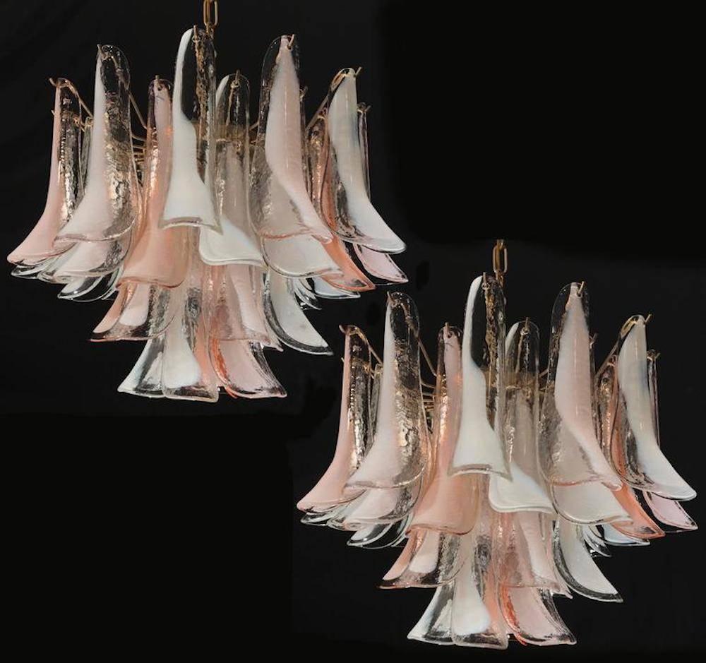 Murano-Gittertimo-Kronleuchter mit rosa und weißen Blütenblättern von Mazzega, 1980er Jahre im Zustand „Hervorragend“ im Angebot in Rome, IT
