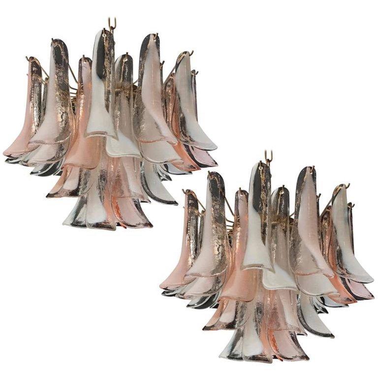 Murano-Gittertimo-Kronleuchter mit rosa und weißen Blütenblättern von Mazzega, 1980er Jahre (Ende des 20. Jahrhunderts) im Angebot
