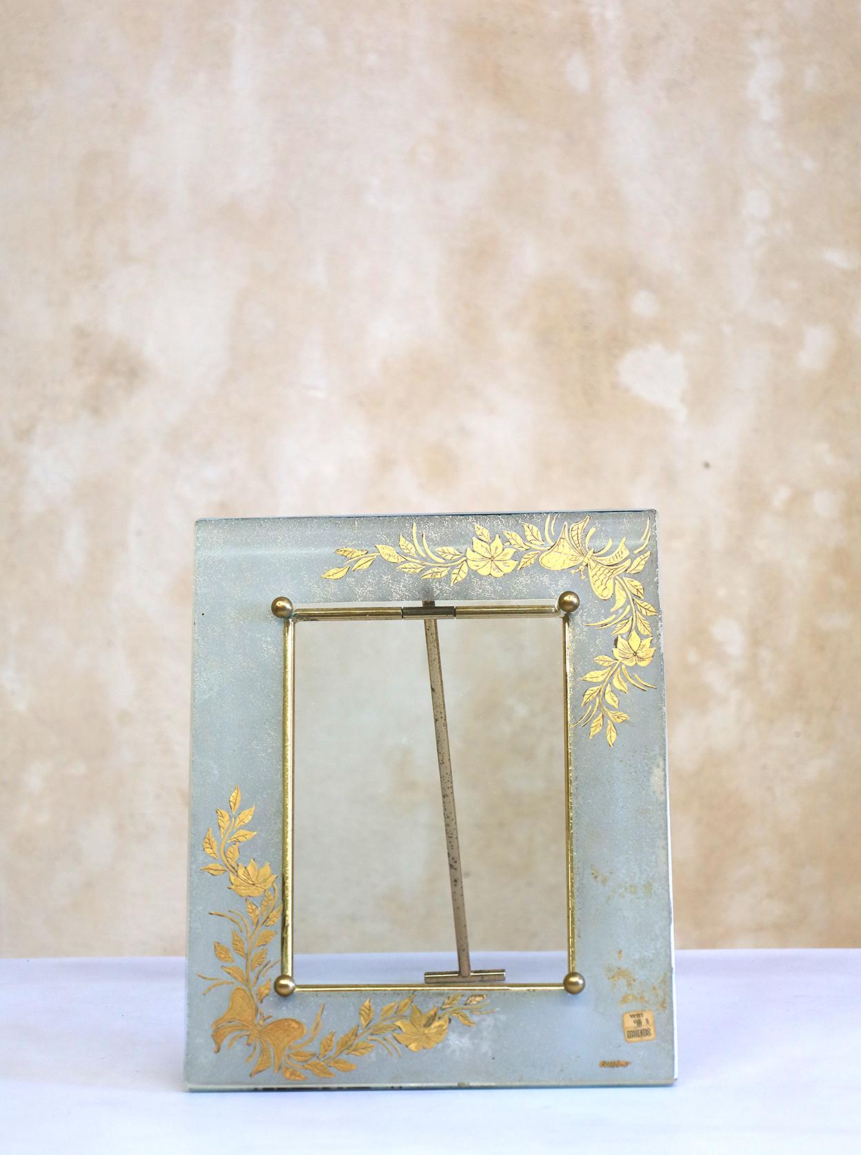 Très rare cadre photo en verre de Murano fabriqué par Burbe. Tous les originaux sont signés avec le cachet de Vetri.
Les couleurs chaudes et agréables s'intègrent facilement à tous les types de décors.