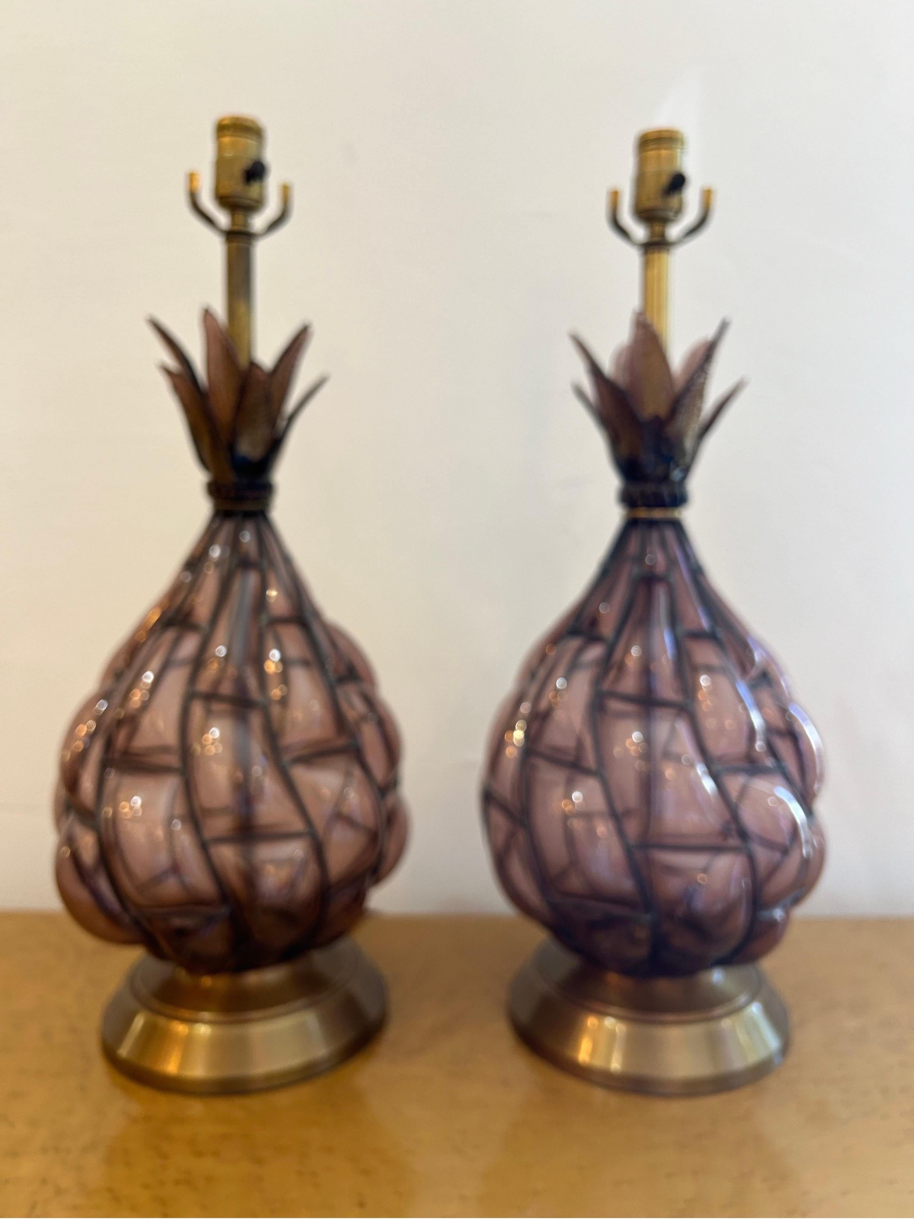 Paire de lampes en verre de Murano de couleur améthyste dans un cadre métallique, soufflées à la main à la perfection. Garni de feuilles d'ananas en verre qui scintillent...