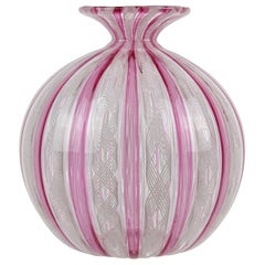 Vase rond pour spécimen de fleur en verre d'art italien de Murano:: rose:: améthyste et ruban blanc