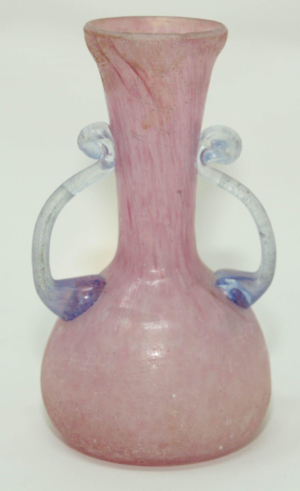 Murano Rosa und blaues Scavo Kunstglas Seguso Vetri d'Arte Murano, Italien, 1960er Jahre
Murano kleine Vase in rosa Glas mit blauen Griffen, sehr zarte Arbeit mit schönen schillernden Reflexen auf der ganzen Vase und eine schöne Transparenz auf den