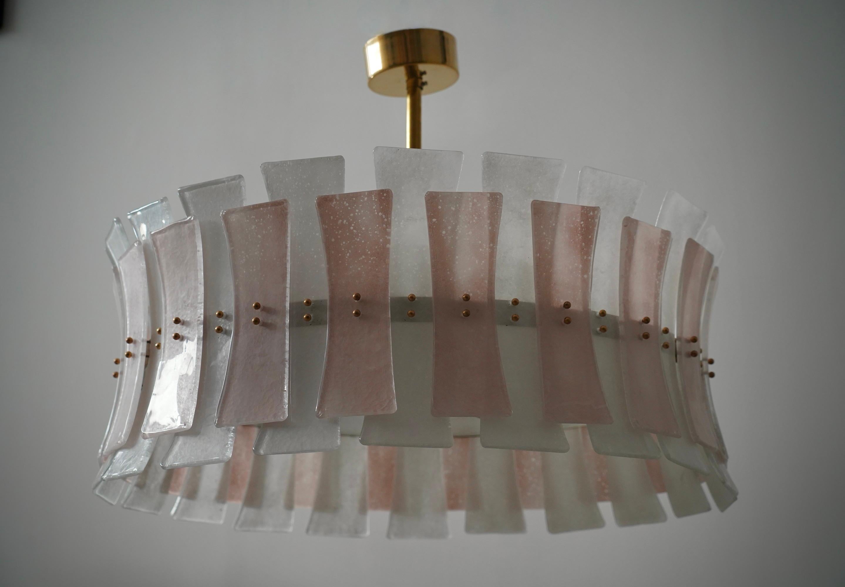 Fantastic round chandelier in Murano glass and polished brass. Note the shape of the white and pink Murano glass tiles, very beautiful and unique. A linear Murano chandelier, simple yet very elegant.

Murano chandelier in artistic glass and brass.