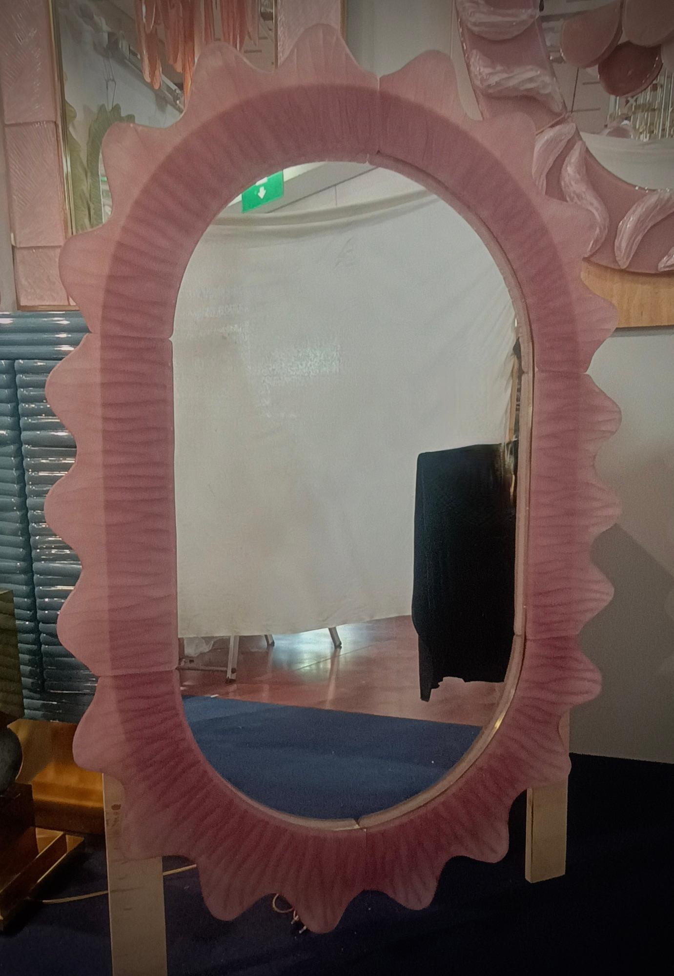 Magnifique miroir en verre rose de Murano. Un miroir qui, à lui seul, meublera votre environnement domestique. Riche mais de bon goût, le miroir présente un design vraiment particulier, avec une très belle forme de ces sections de verre.

Le miroir
