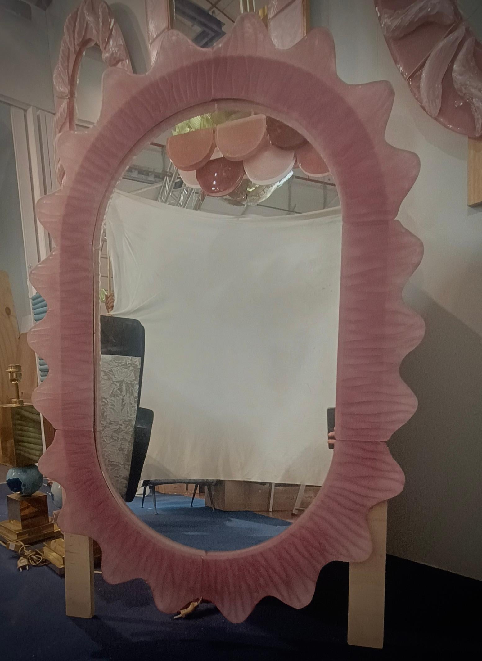 Mid-Century Modern Console / miroir mural italien en verre d'art rose de Murano et laiton, 2020 en vente