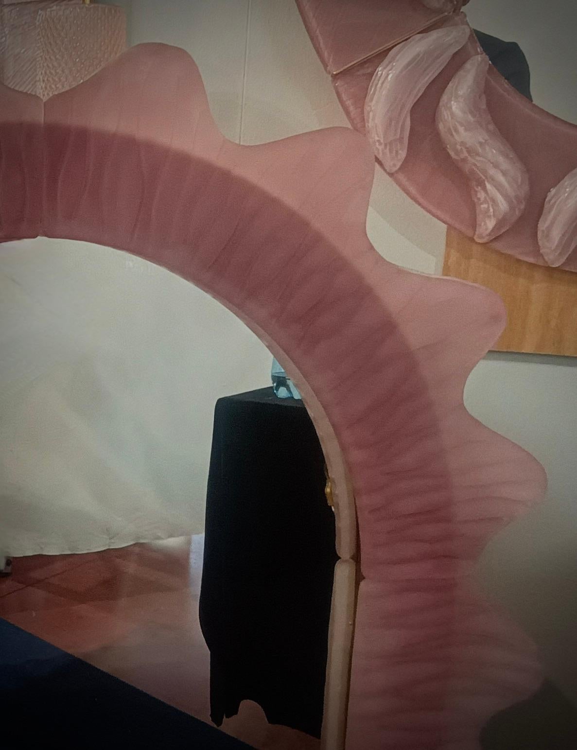 Console / miroir mural italien en verre d'art rose de Murano et laiton, 2020 Bon état - En vente à Rome, IT