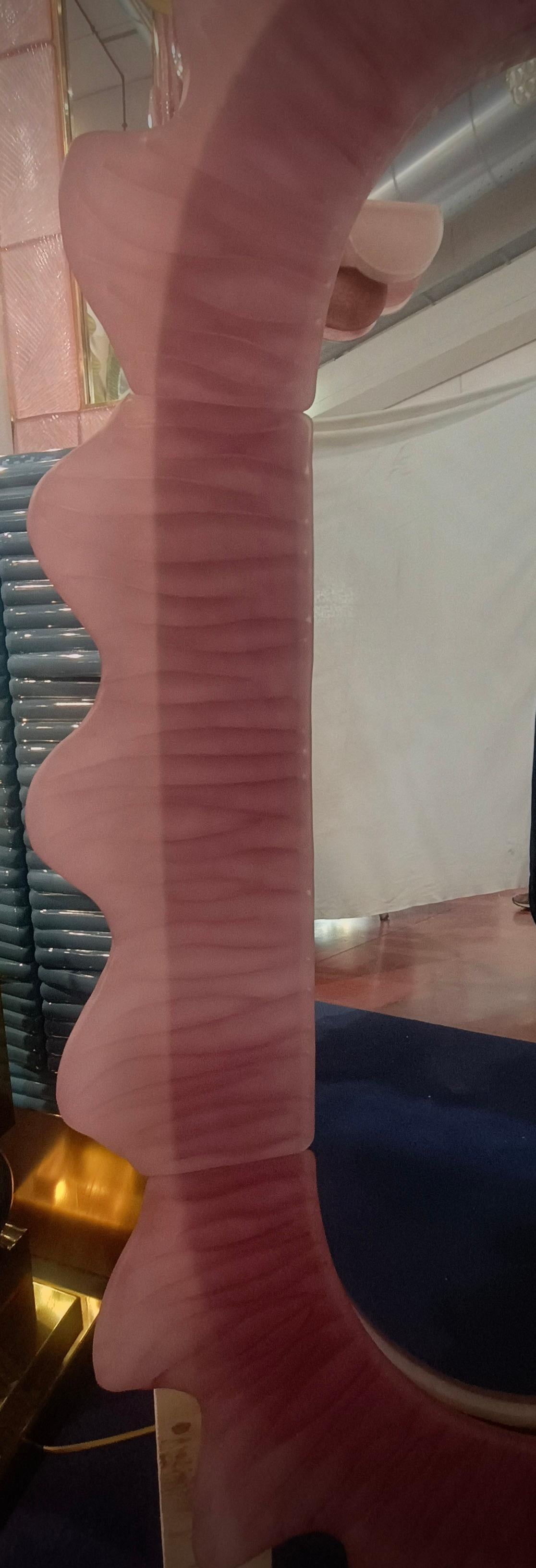XXIe siècle et contemporain Console / miroir mural italien en verre d'art rose de Murano et laiton, 2020 en vente