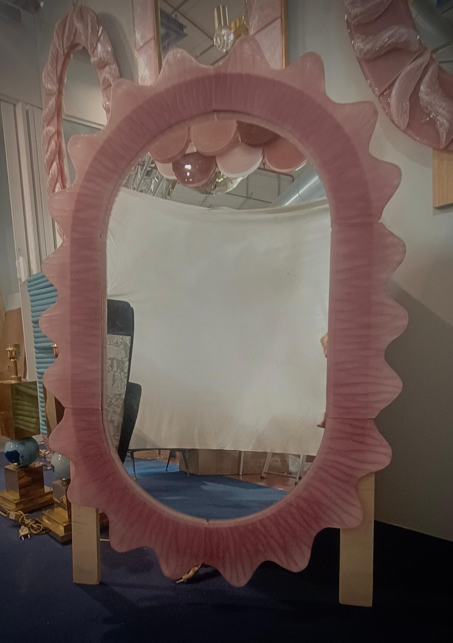 Console / miroir mural italien en verre d'art rose de Murano et laiton, 2020 en vente 1