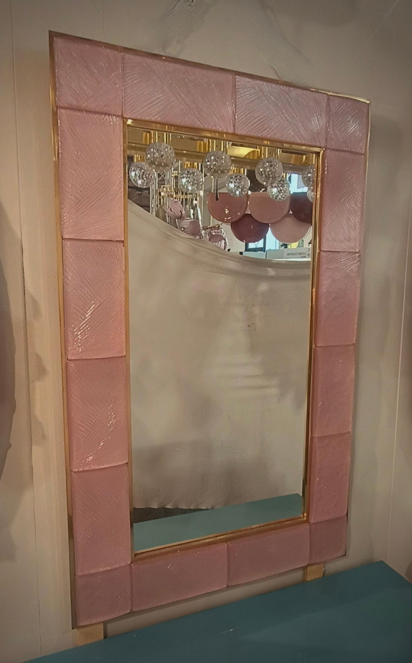 Una robusta cornice rosa raggiunge l'occhio di chi guarda, lasciandolo in estasi. I forni di Murano creano un design indiscutibile e senza tempo, semplice ma elegante allo stesso tempo.

La struttura dello specchio da parete è in legno, dove è