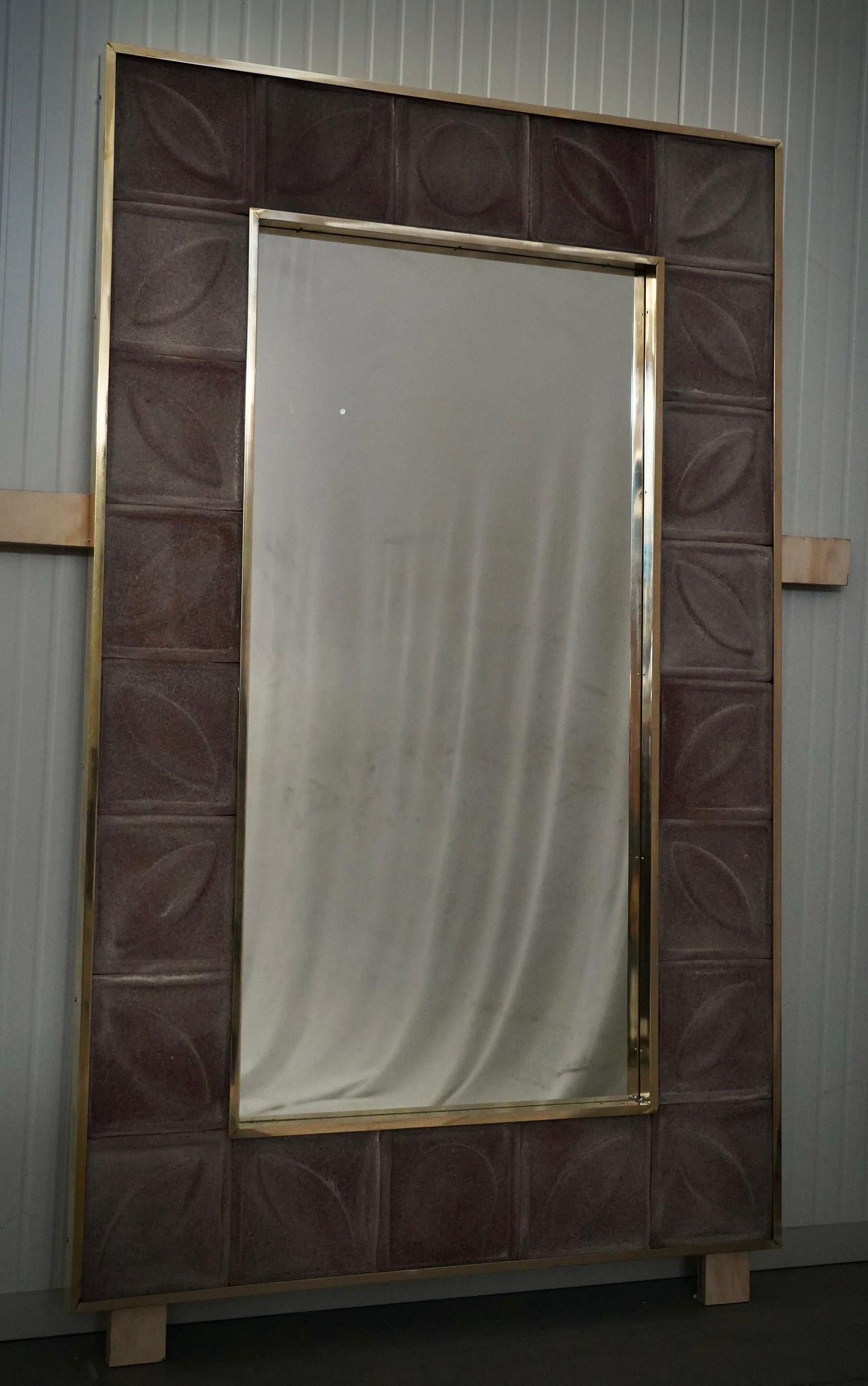 Un solide cadre en scavo rose capte le regard de ceux qui l'observent et les laisse en extase. Les fours Murano créent un design indiscutable et intemporel, à la fois simple et élégant.

La structure du miroir mural est en bois, où se loge le verre