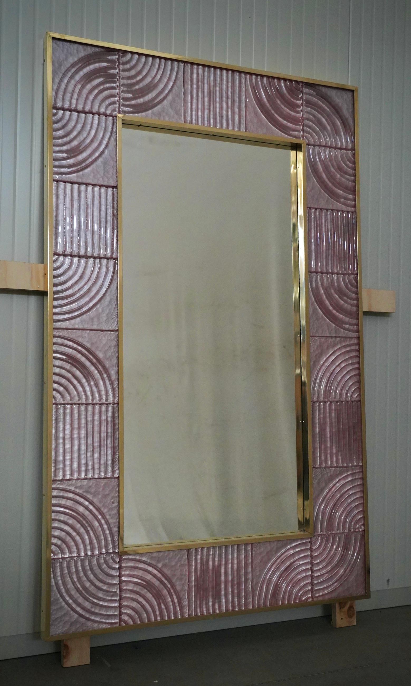 Un solide cadre rose capte le regard de ceux qui l'observent et les plonge dans l'extase. Les fours Murano créent un design indiscutable et intemporel, à la fois simple et élégant.

La structure du miroir mural est en bois, où se loge le verre rose