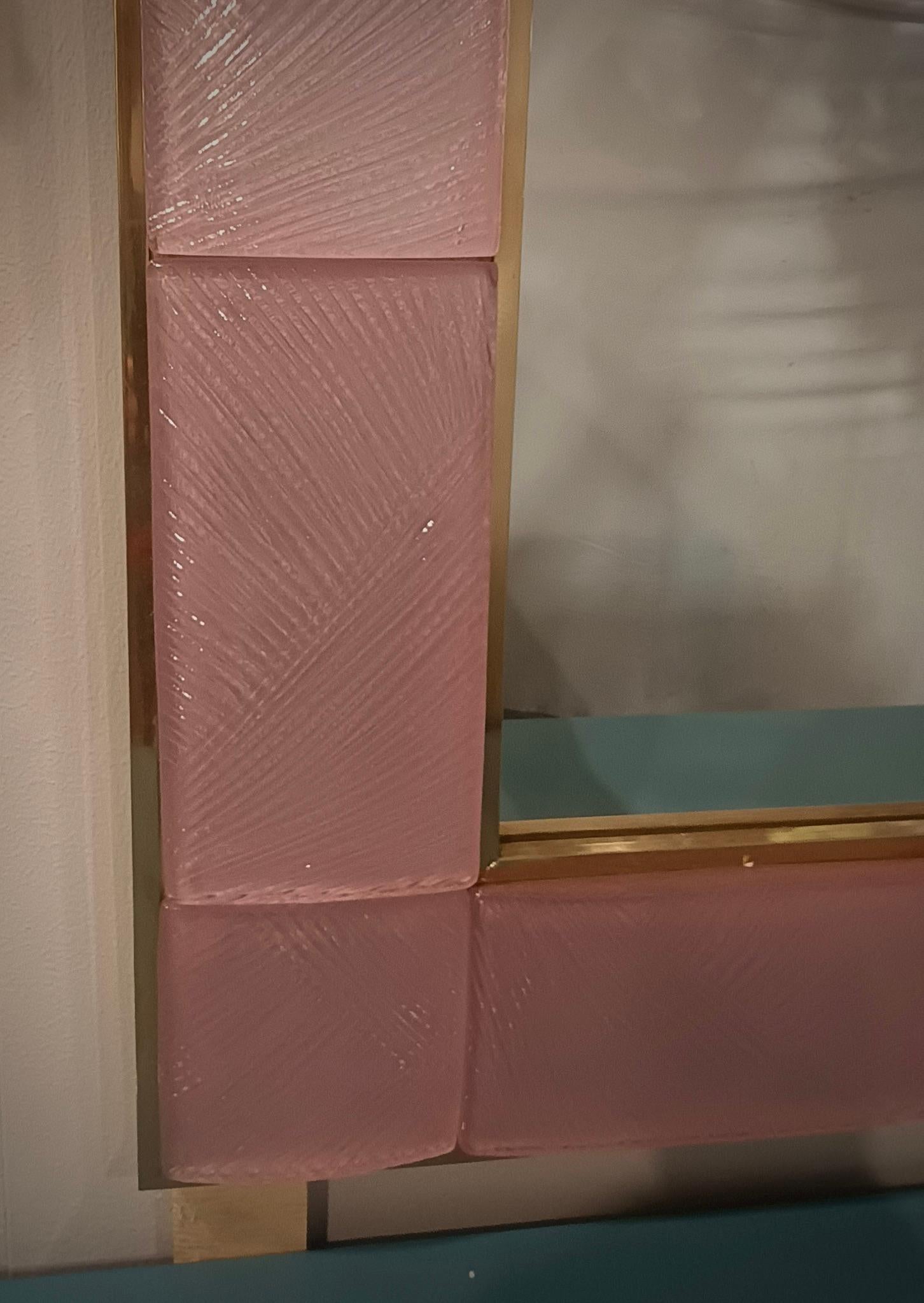 Mid-Century moderno Specchio da parete con console in ottone e vetro artistico rosa di Murano, metà del secolo scorso, 2020 in vendita