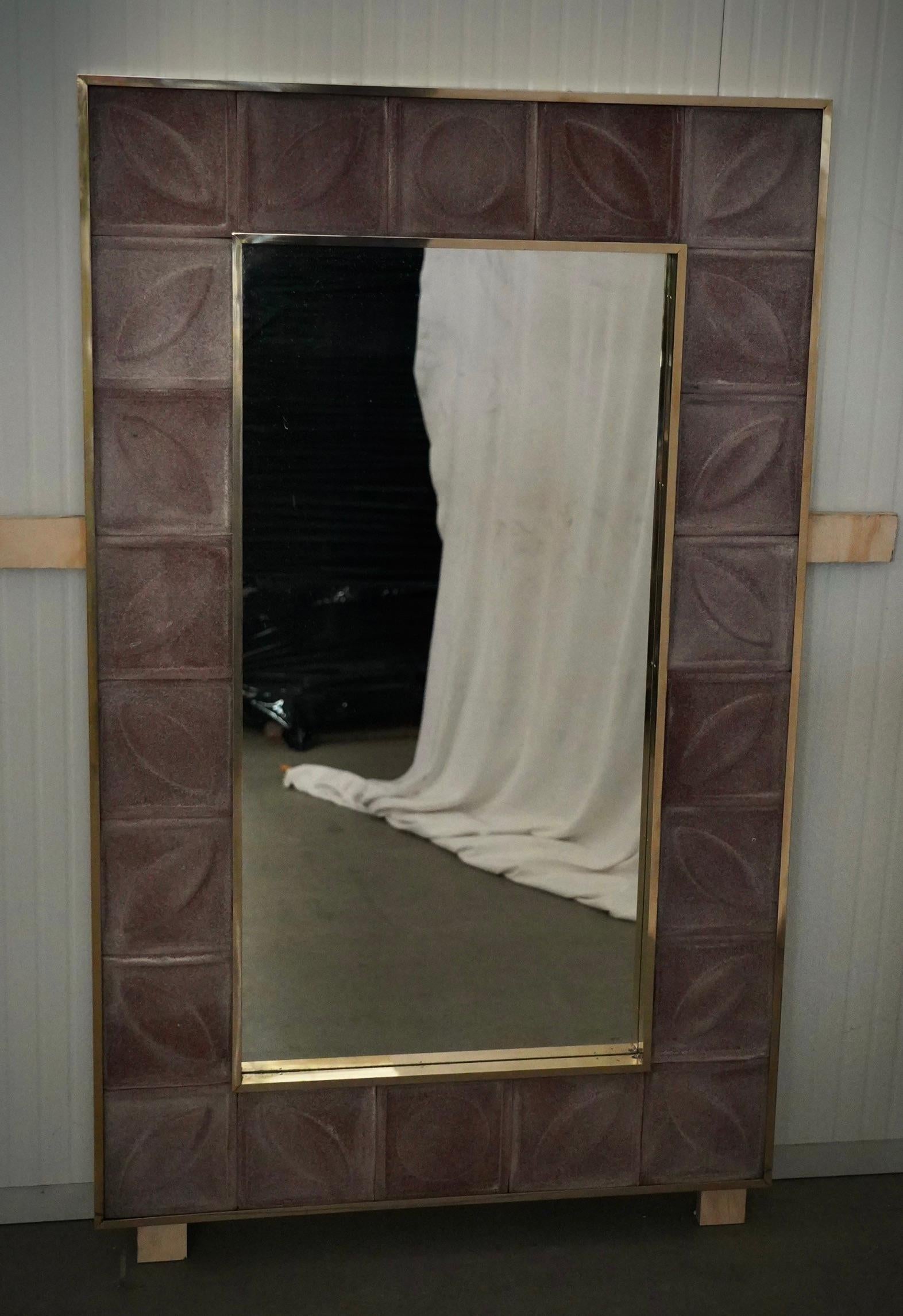 Mid-Century Modern Miroir mural console italien du milieu du siècle, en verre d'art rose de Murano et laiton, 2020 en vente